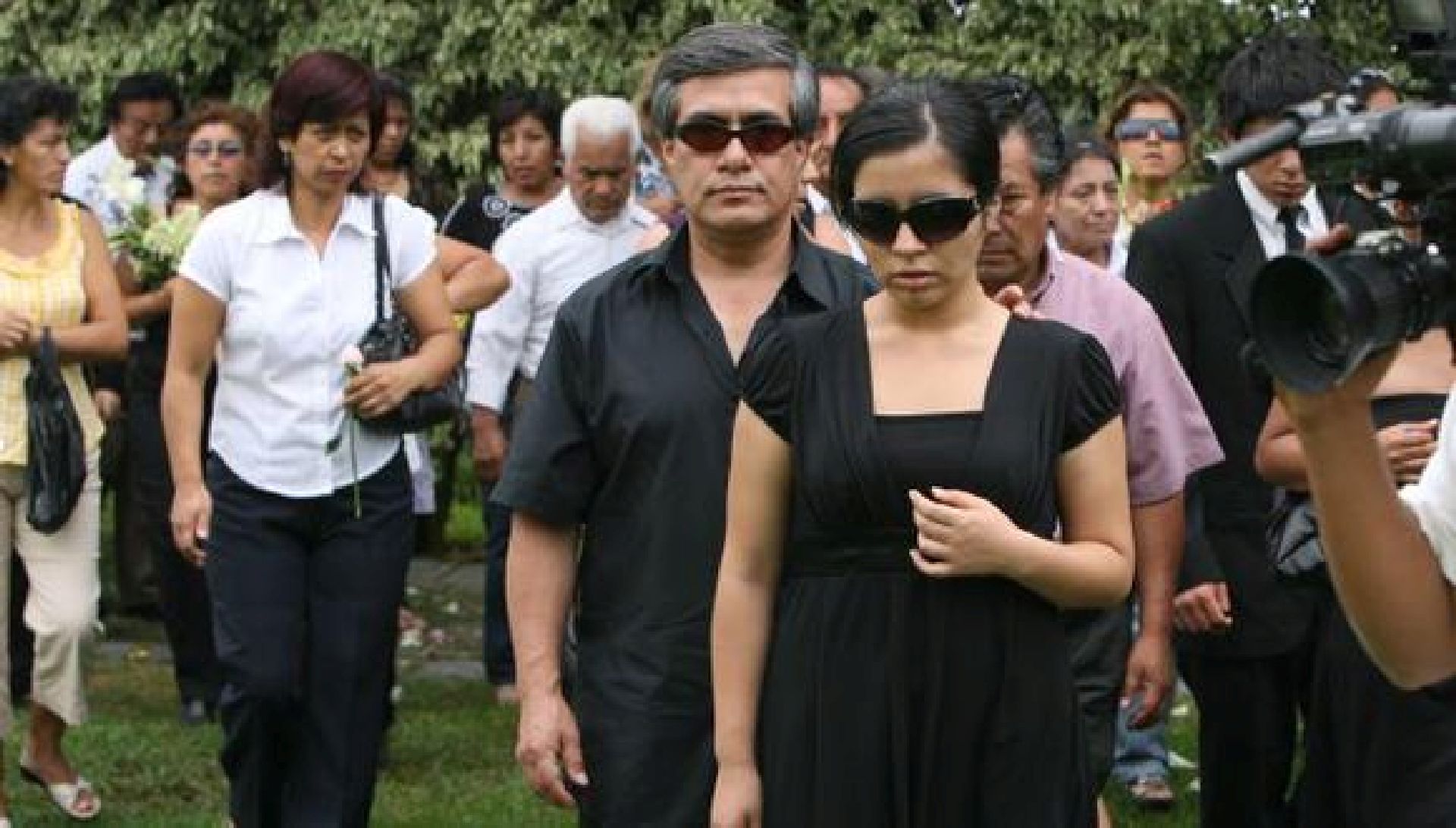 Elita llorando en el funeral de su madre. (Grupo El Comercio)