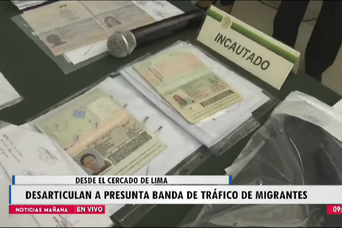 Se incautaron múltiples pasaportes peruanos con los datos de los migrantes extranjeros. | Foto: TV Perú (Captura)