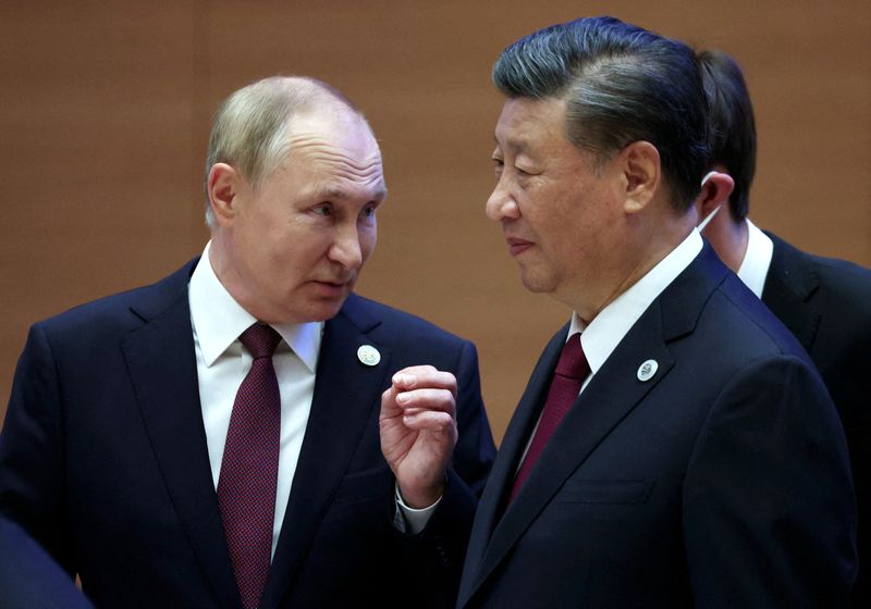 FOTO DE ARCHIVO: El presidente ruso, Vladimir Putin, habla con el mandatario chino, Xi Jinping, antes de una reunión de formato extendido de los jefes de los estados miembros de la cumbre de la Organización de Cooperación de Shanghai (OCS) en Samarcanda, 