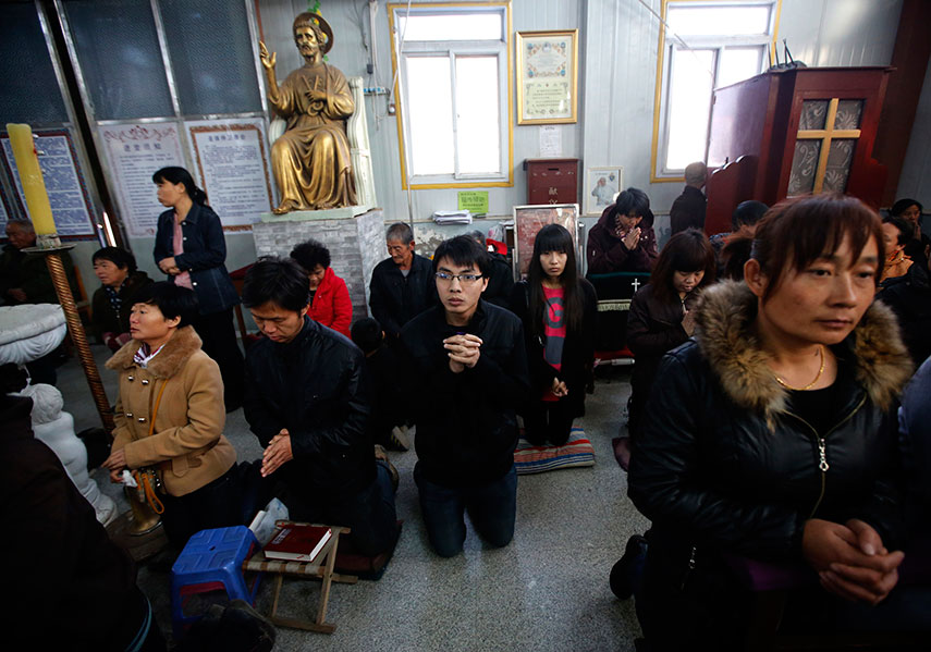 Biblias, cruces e iglesias quemadas: cómo es la persecución del régimen chino contra la minoría cristiana