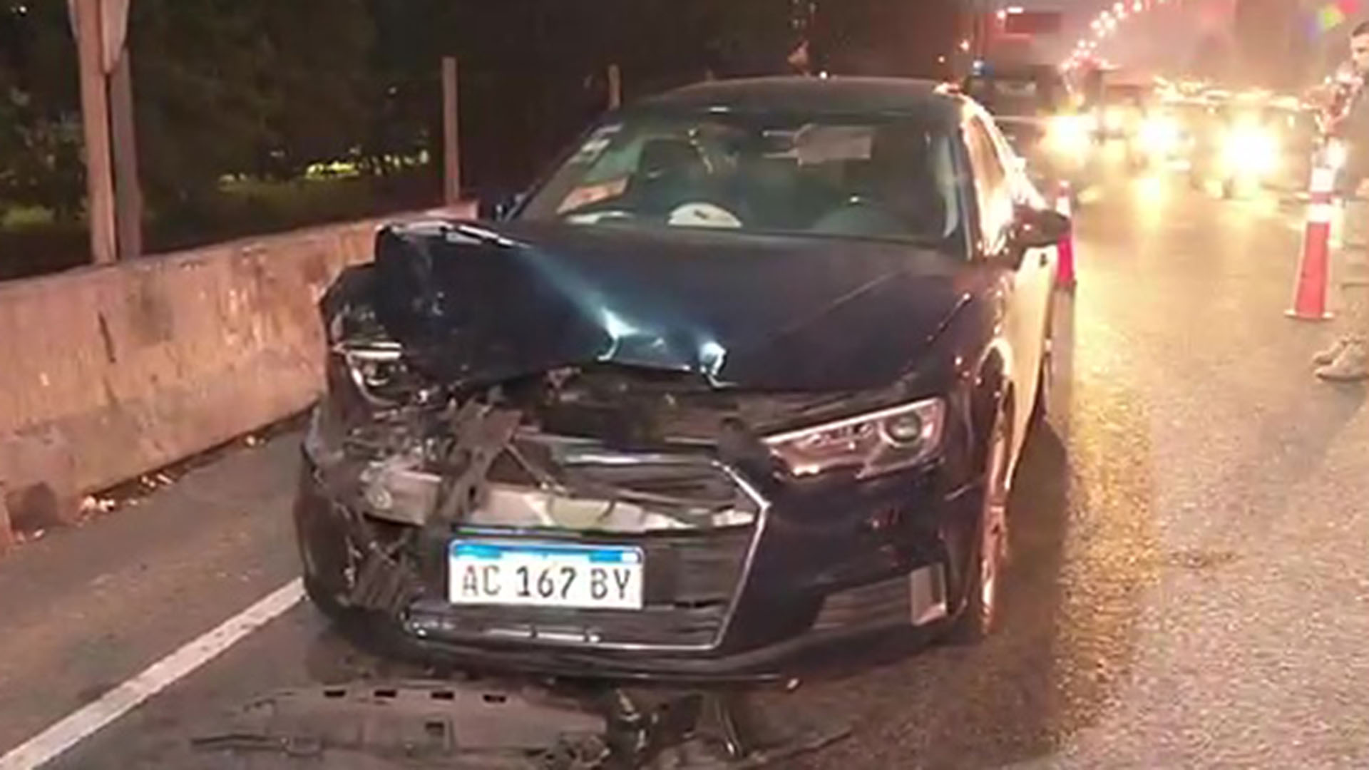 Un auto choc&oacute; contra una estaci&oacute;n de servicio en la General Paz y se prendi&oacute; fuego: hay tres heridos