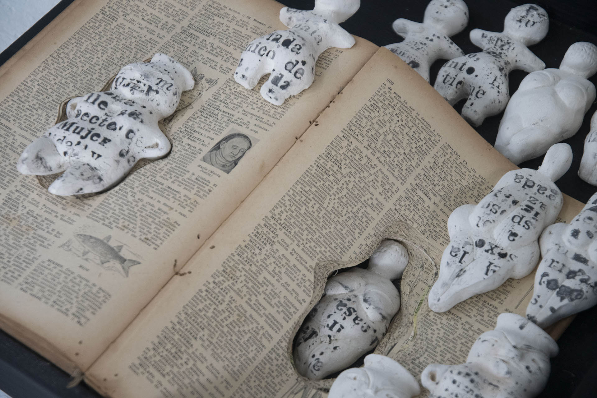 La exhibición "Más libros para más memoria", se lleva a cabo en el Centro Cultural Mercado, de Avellaneda (Foto: Télam S. E.)