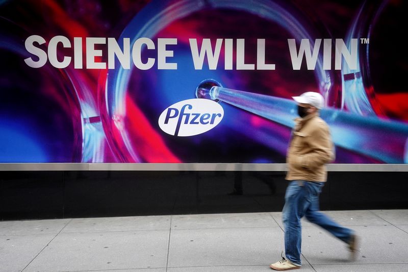 Una persona camina frente al edificio central de Pfizer, en la ciudad de Nueva York (Foto: Reuters)
