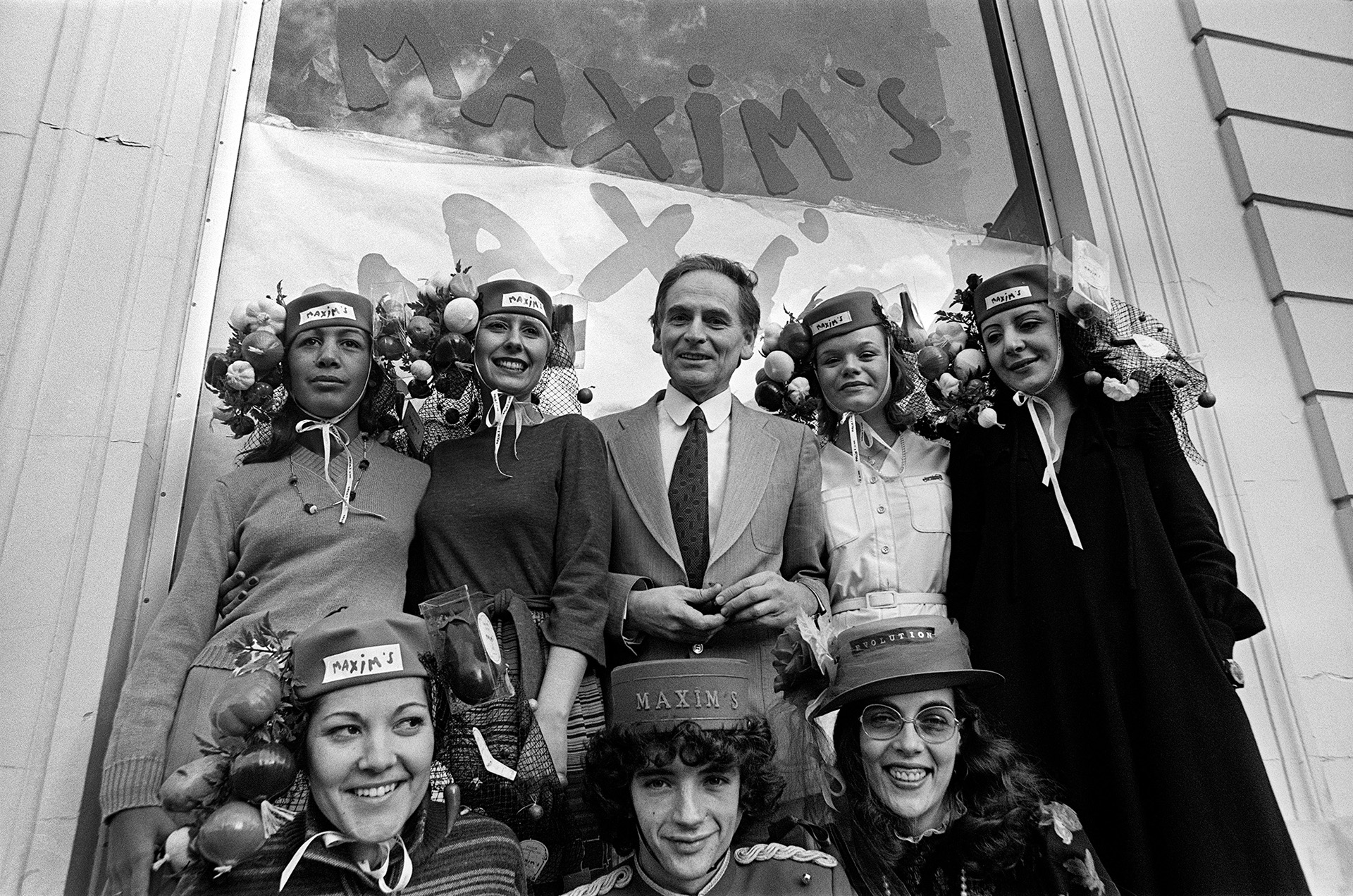Más allá de la moda, el diseñador compró los restaurantes Maxim's de París y todos sus empleados lucieron trajes creados por el talentoso modisto. Una foto de 1977