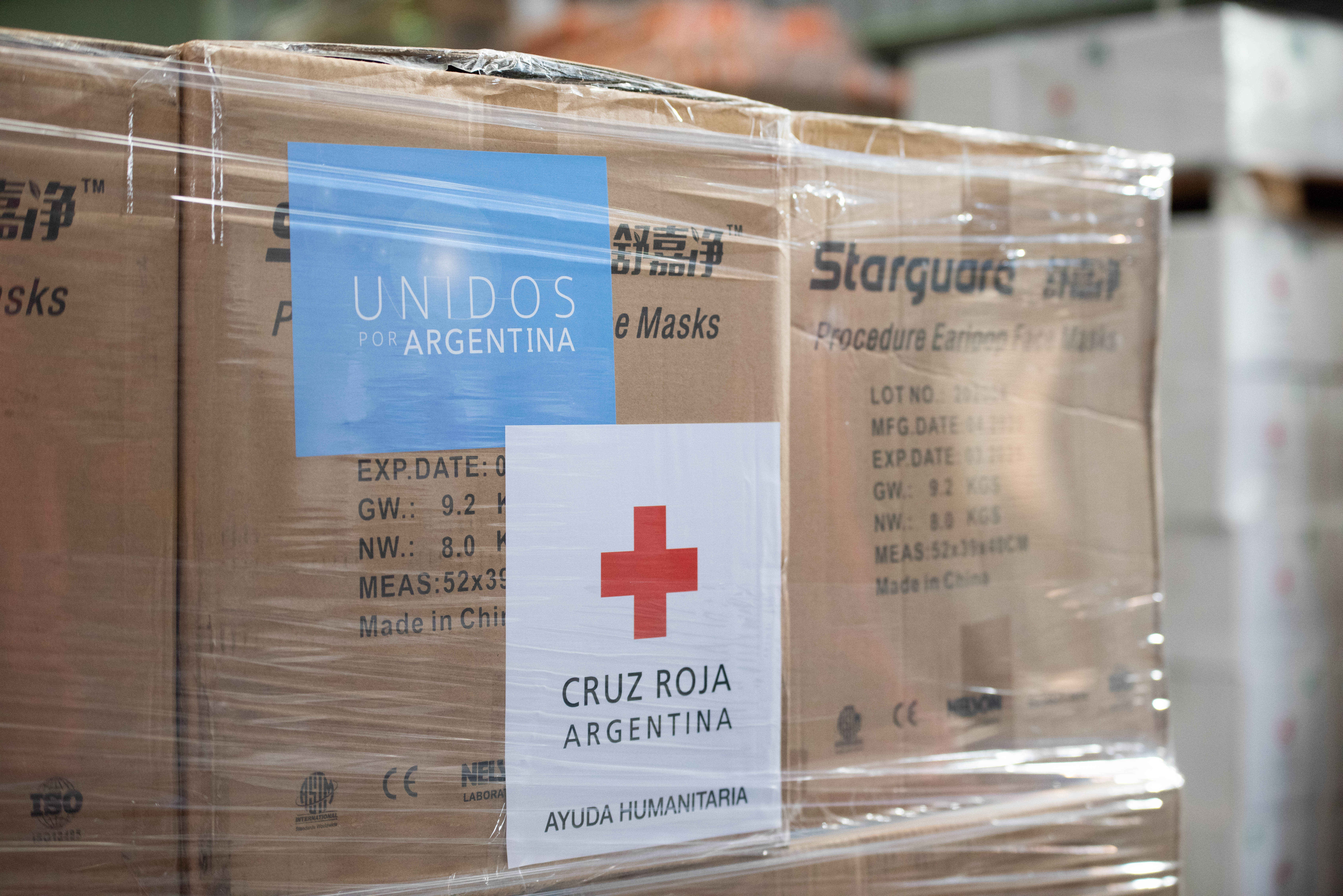 En junio del año pasado, Fabiola Yáñez y Ginés González García hicieron la primera entrega de insumos para hospitales logrado gracias al teletón "Unidos por Argentina" (Franco Fafasuli)