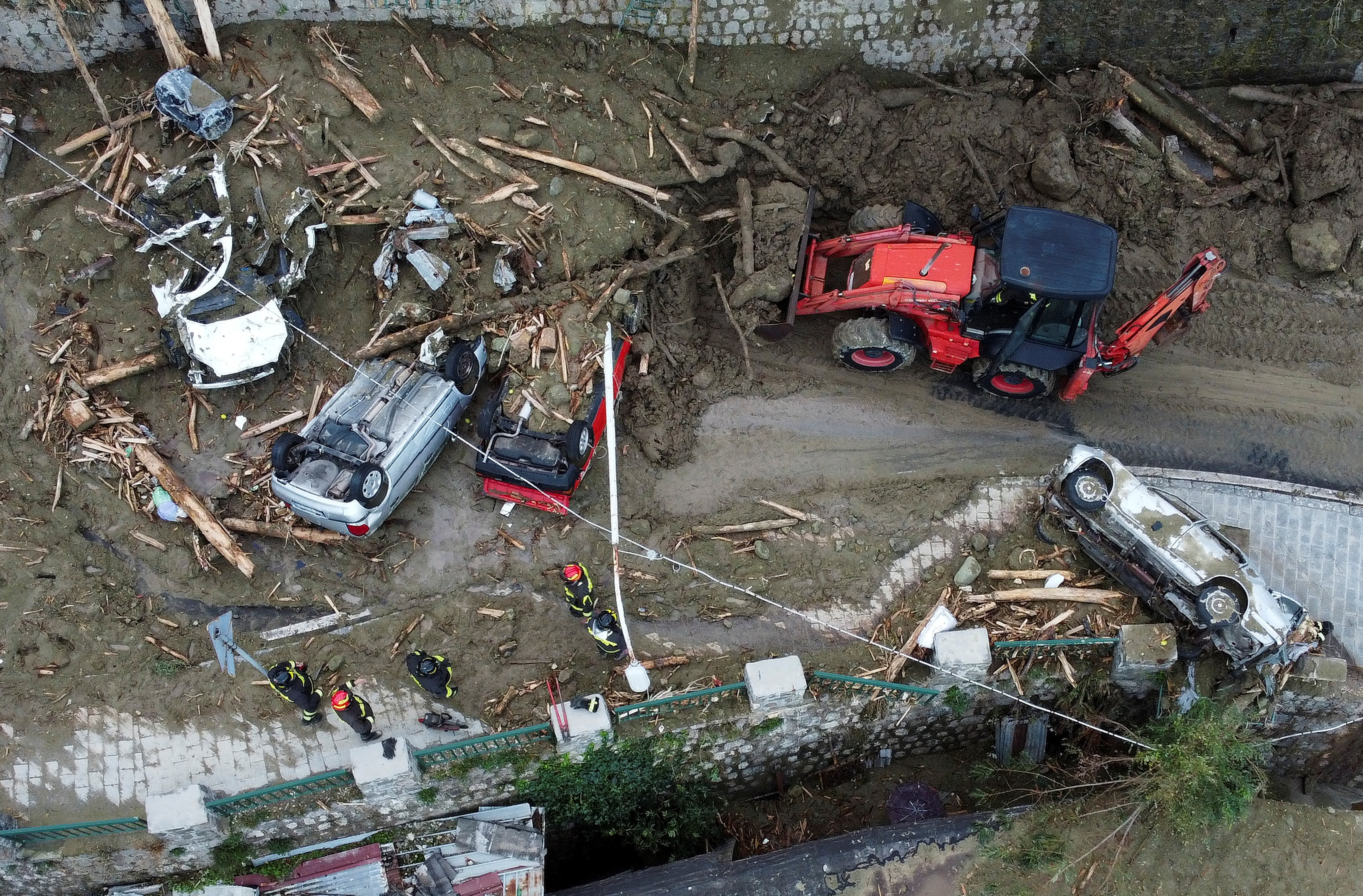 Los rescatistas trabajan en la escena de un deslizamiento de tierra en la isla vacacional italiana de Ischia, Italia. REUTERS/Ciro De Luca
