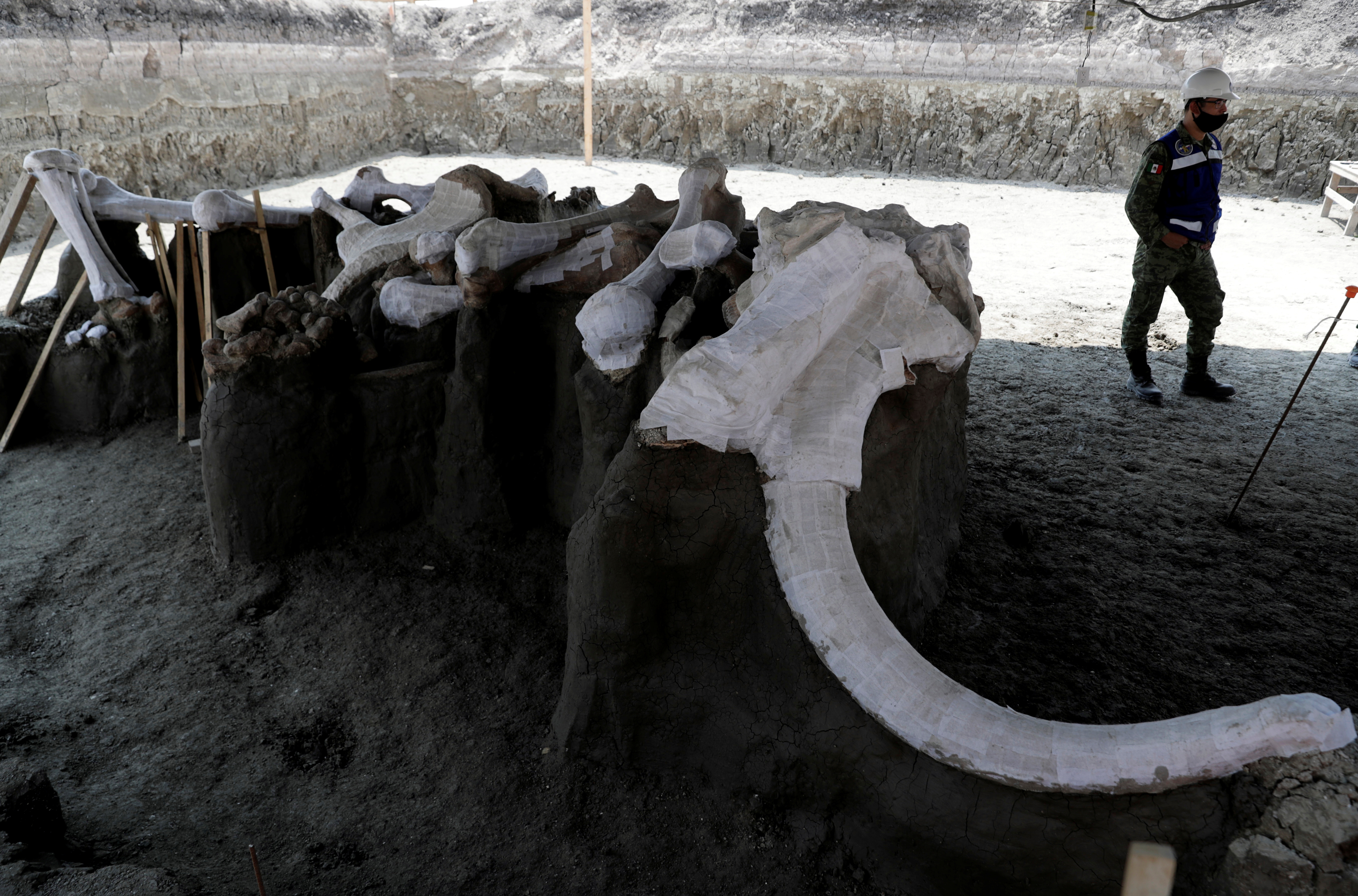 La administración de López Obrador encargó al ejército mexicano la construcción de la obra, que ahora también incluirá un museo dedicado a los restos de mamuts y otros animales encontrados allí.