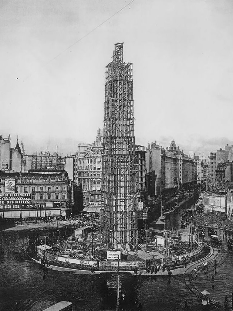 El Obelisco en plena obra: en dos meses estuvo terminado. Se inauguró el sábado 23 de mayo de 1936