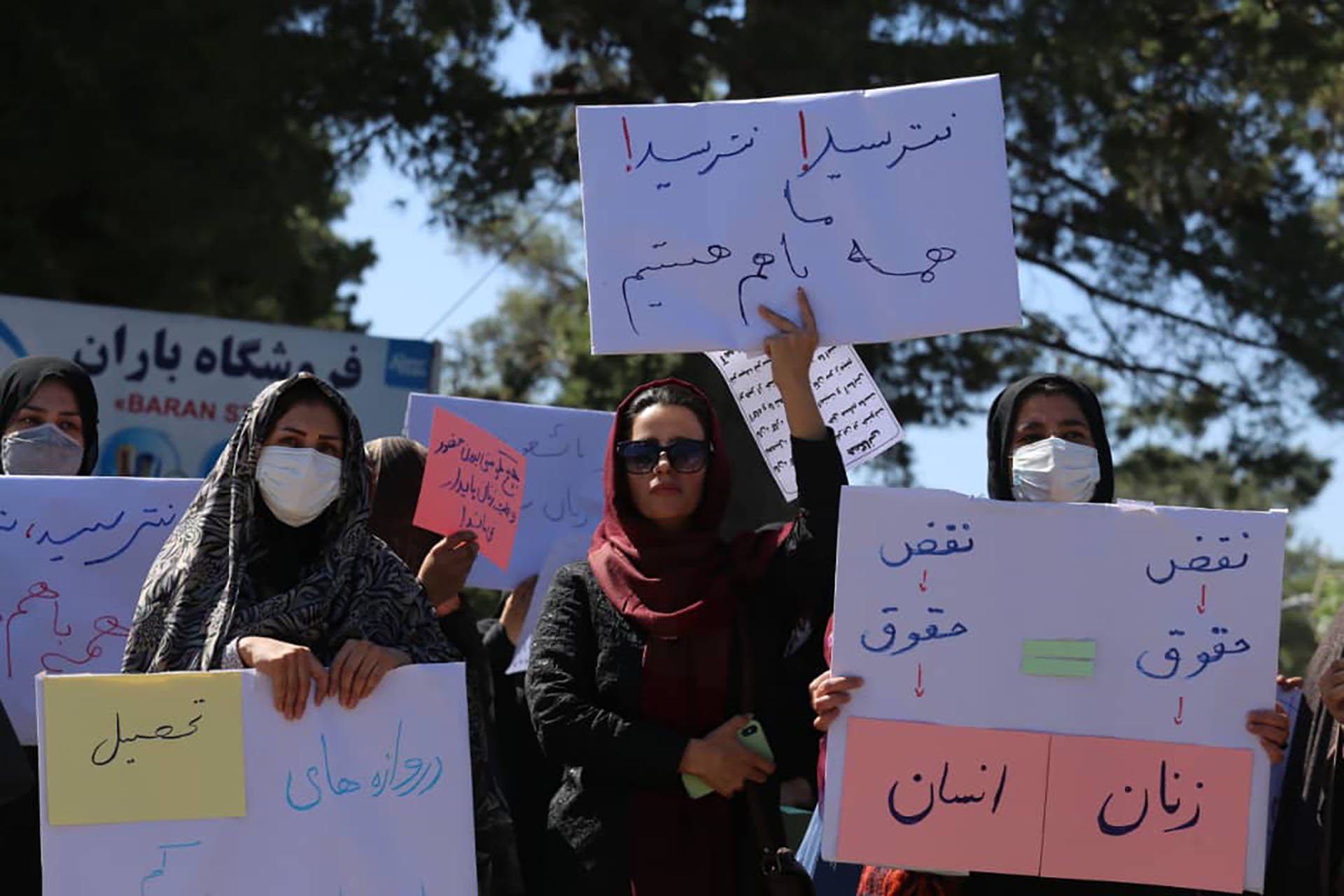 Bashira en Afganistán durante una de las protestas por los derechos de la mujer organizada por ella y sus colegas activistas. La foto es de septiembre del 2021, con los talibanes ya en el poder. Luego de eso, tuvo que dejar el país