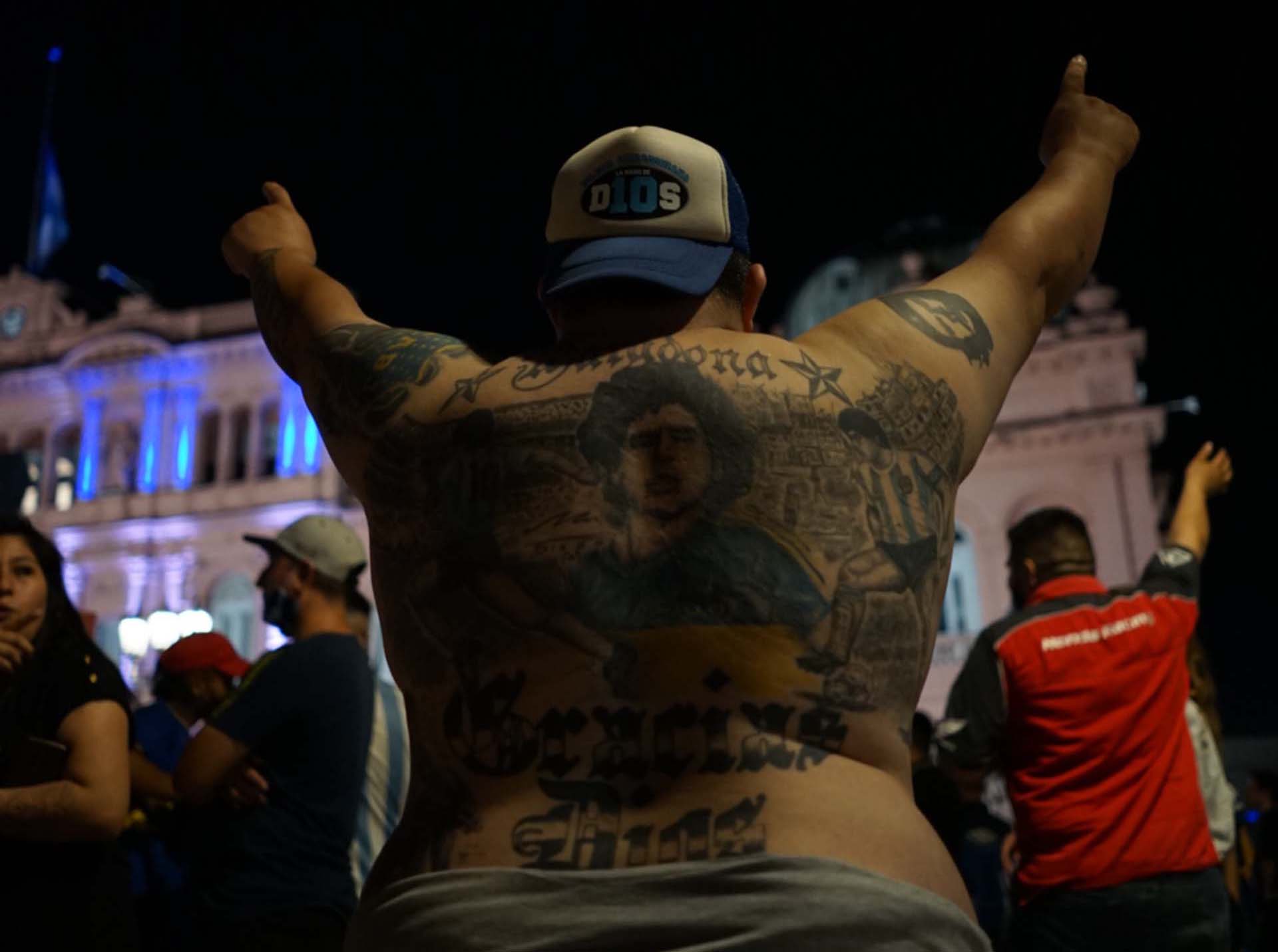 Desde ayer a la noche, miles de personas se acercaron a la zona de Plaza de Mayo para despedir a Diego Maradona