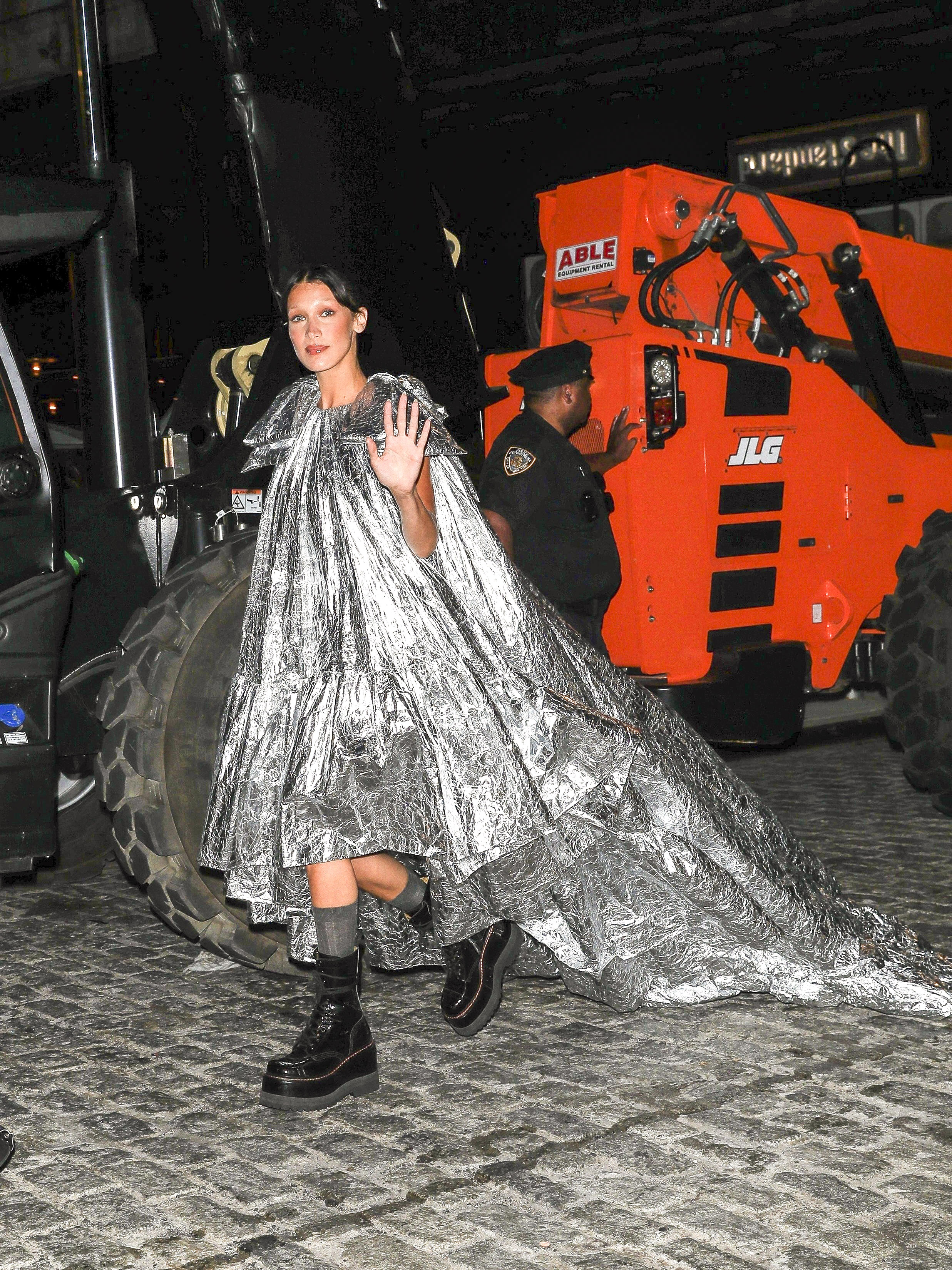 Bella Hadid desfiló por la pasarela en el desfile de Vogue durante la Semana de la Moda de Nueva York con un vestido impactante 