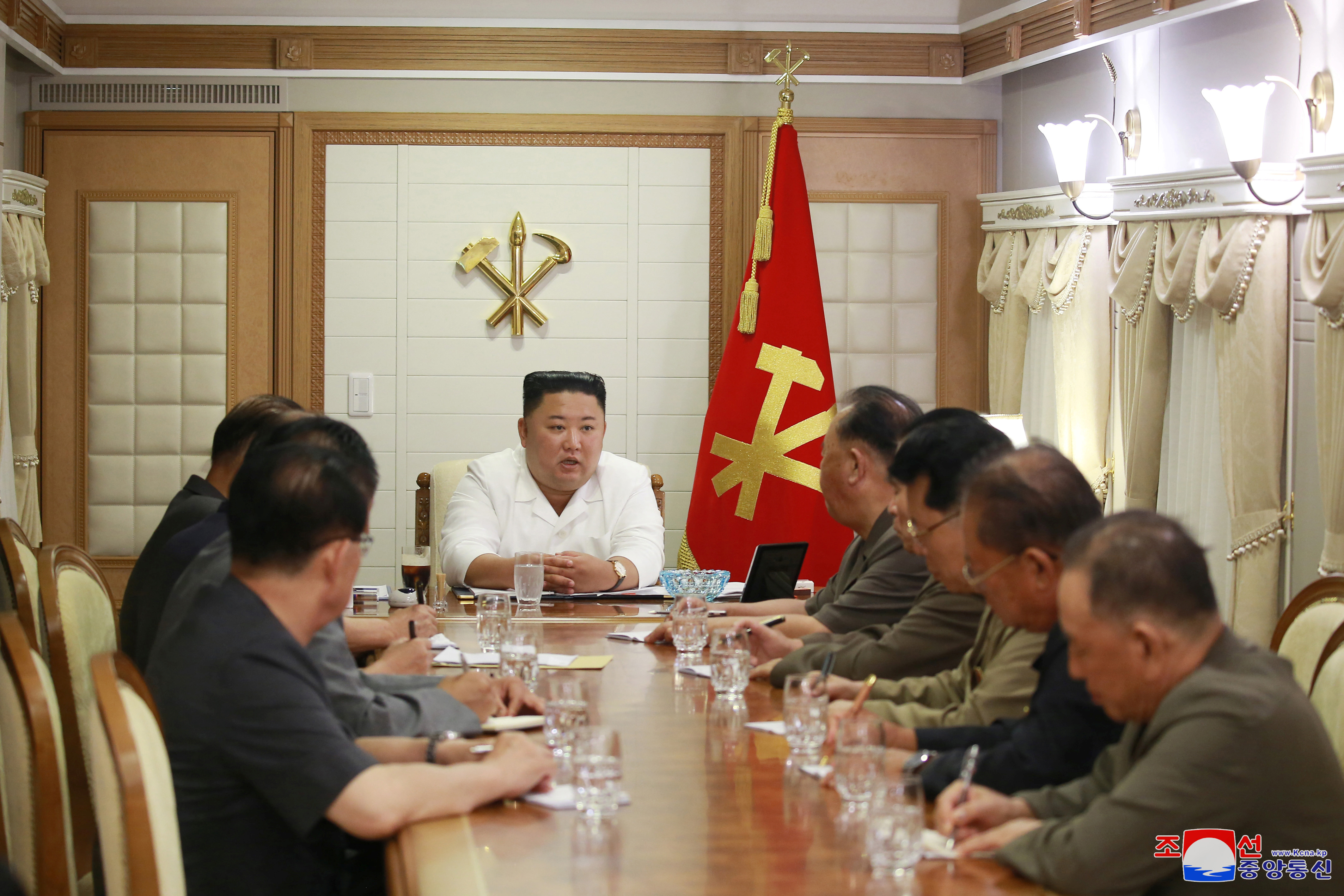 El dictador de Corea del Norte, Kim Jong Un, con un grupo de militares