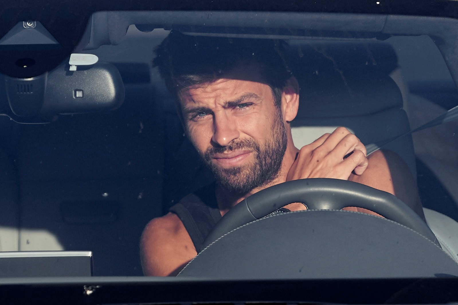 Gerard Piqué Reacciona Con Un Manotazo Ante Paparazzi Que Lo Perseguía