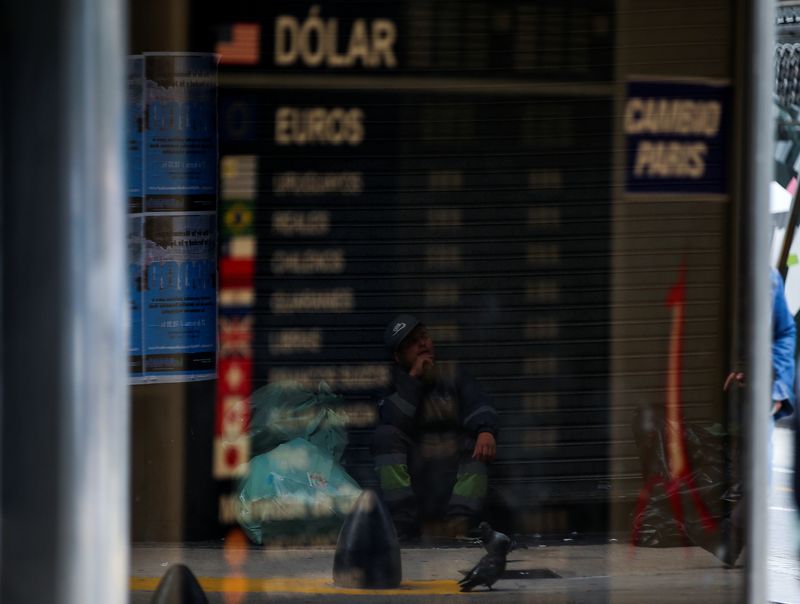 Foto de archivo: imagen de una cartelera de monedas en una casa de cambios en el centro financiero de Buenos Aires, Argentina. 26 mar, 2019. REUTERS/Agustin Marcarian