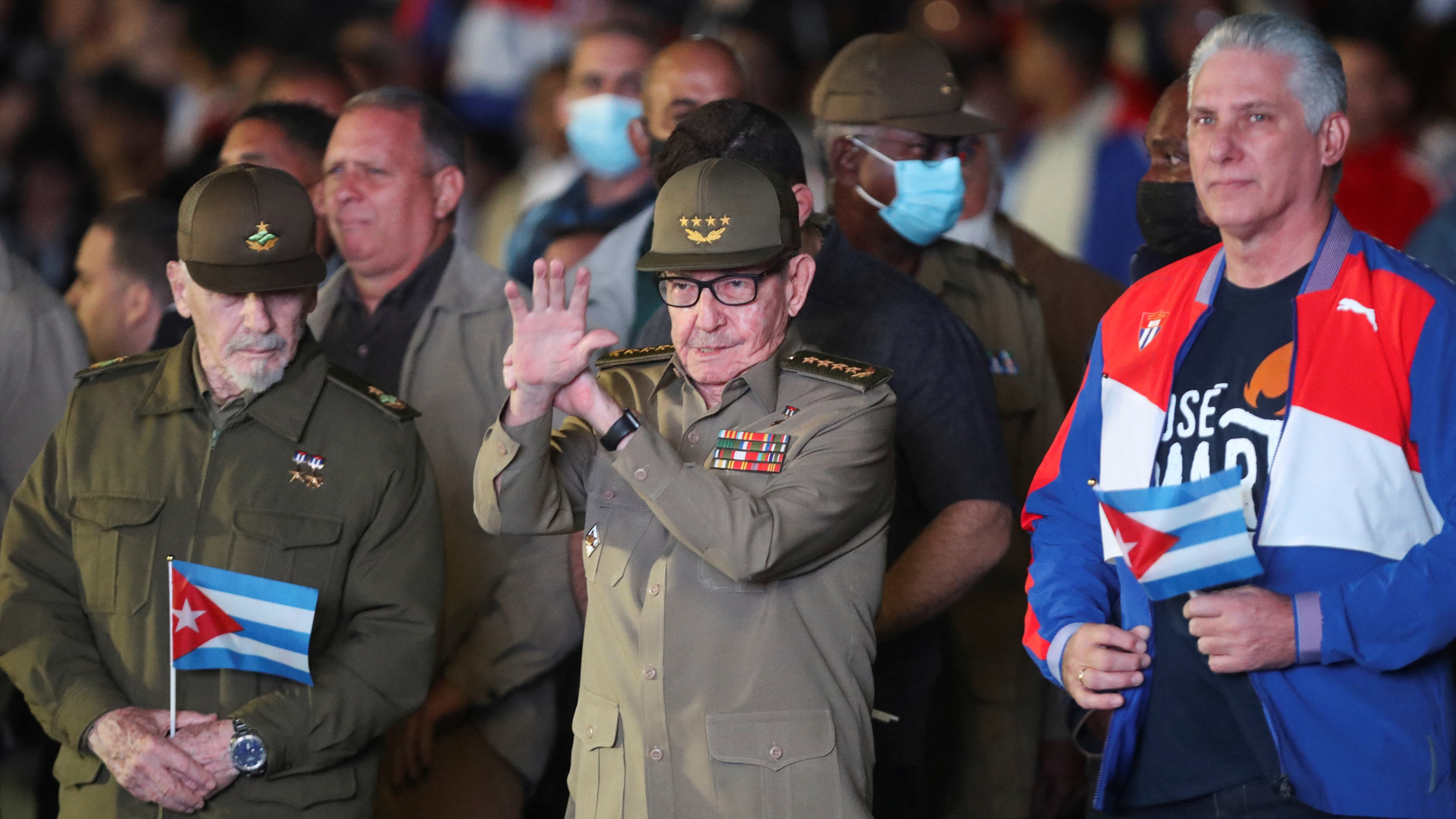 Los ex líderes cubanos, Ramiro Valdes y Raul Castro, junto al actual titular del régimen, Miguel Díaz Canel (REUTERS/Yander Zamora)
