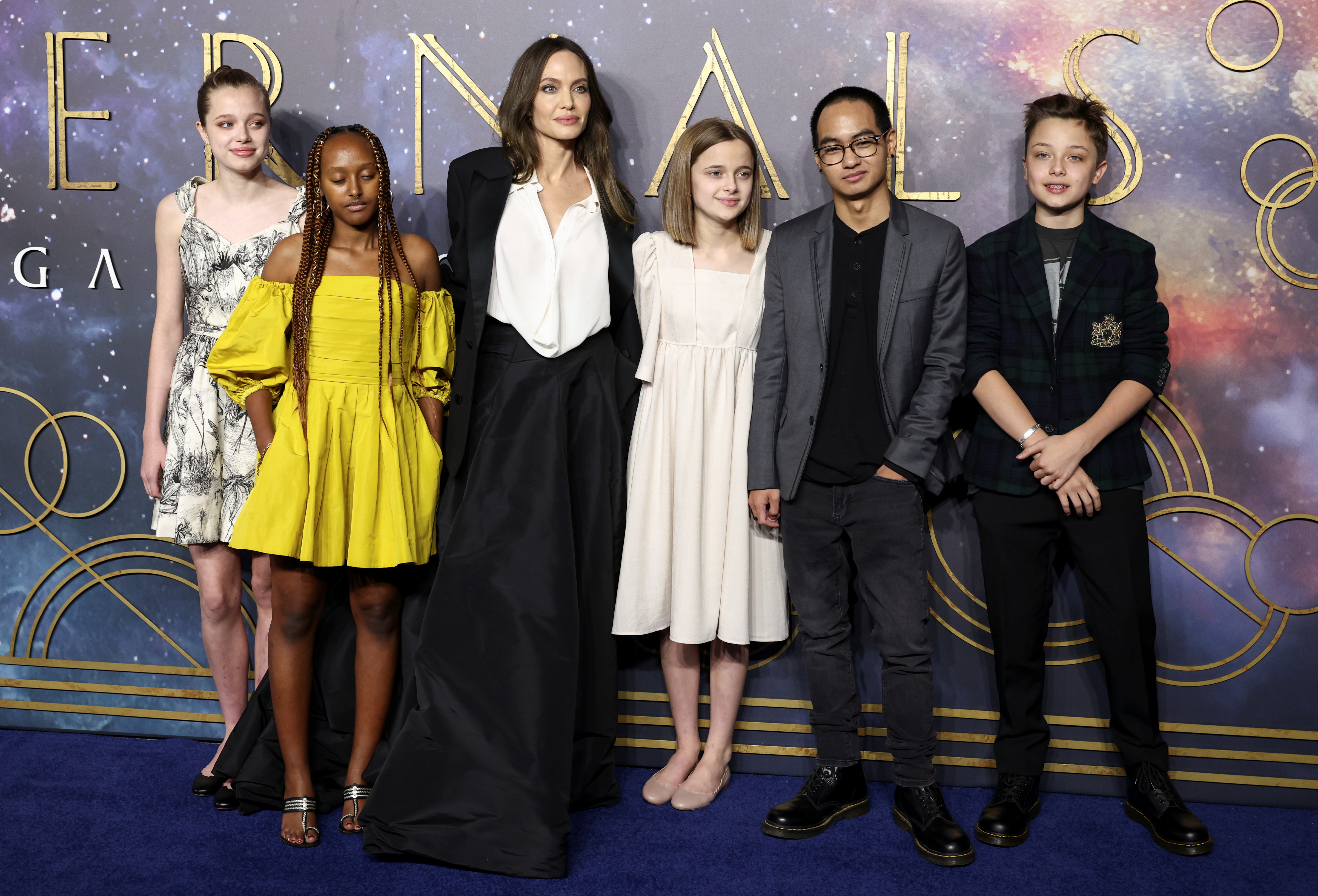 Angelina Jolie posa con sus hijos Maddox, Vivienne, Zahara, Shiloh y Knox en la premiere de la película "Eternals" en Londres (Reuters)