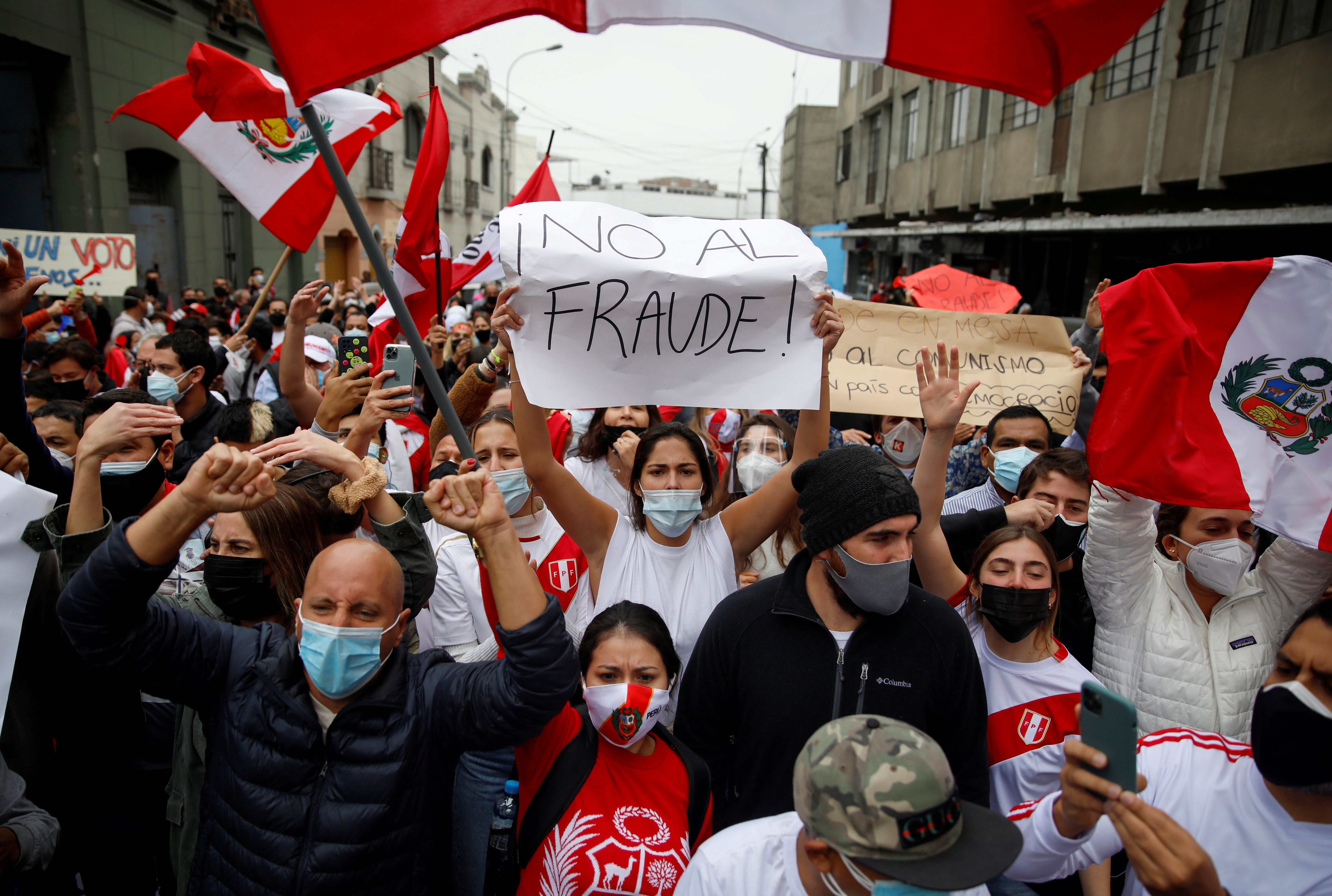 Seguidores de Keiko con un cartel que dice: "No al fraude" (REUTERS/Sebastián Castañeda)