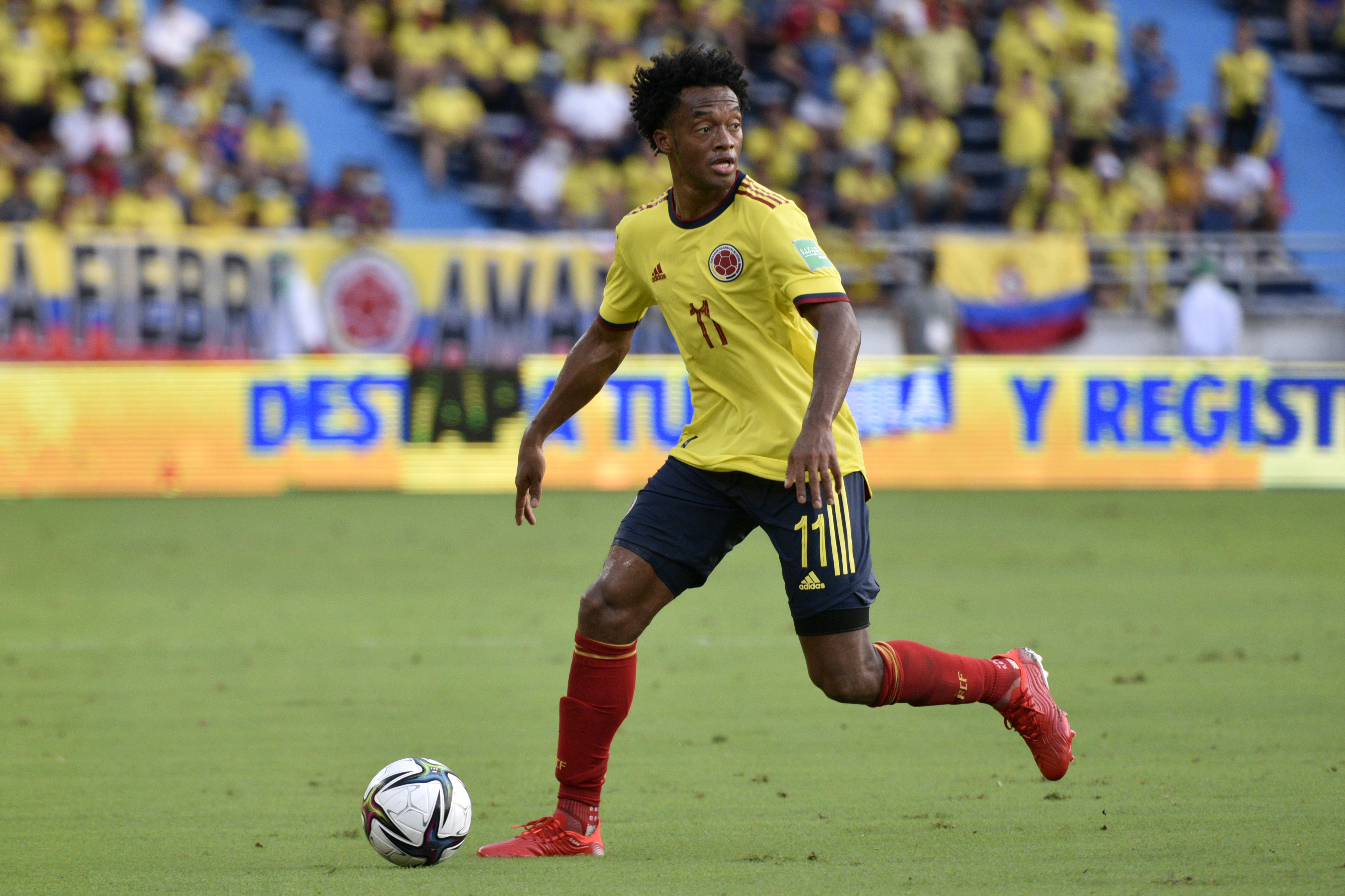BARRANQUILLA, COLOMBIA - OCTOBER 14: Juan Cuadrado of Colombia controls the ball during a match between Colombia and Ecuador as part of South American Qualifiers for Qatar 2022 at Estadio Metropolitano on October 14, 2021 in Barranquilla, Colombia. (Photo by Guillermo Legaria/Getty Images)