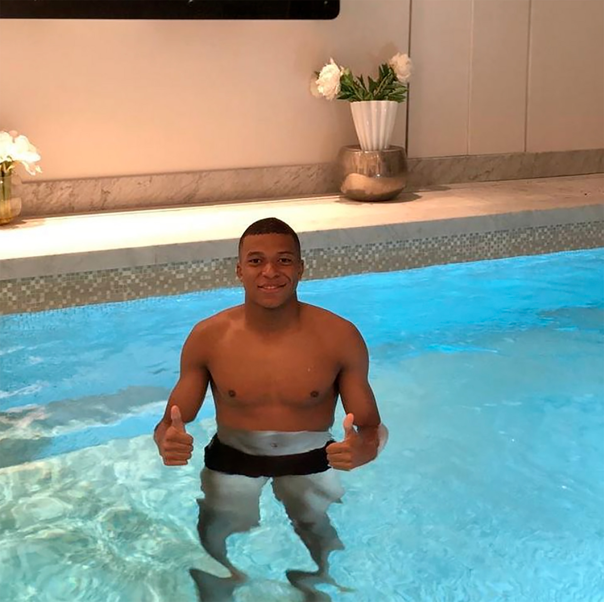 Mbappé disfruta de su piscina climatizada