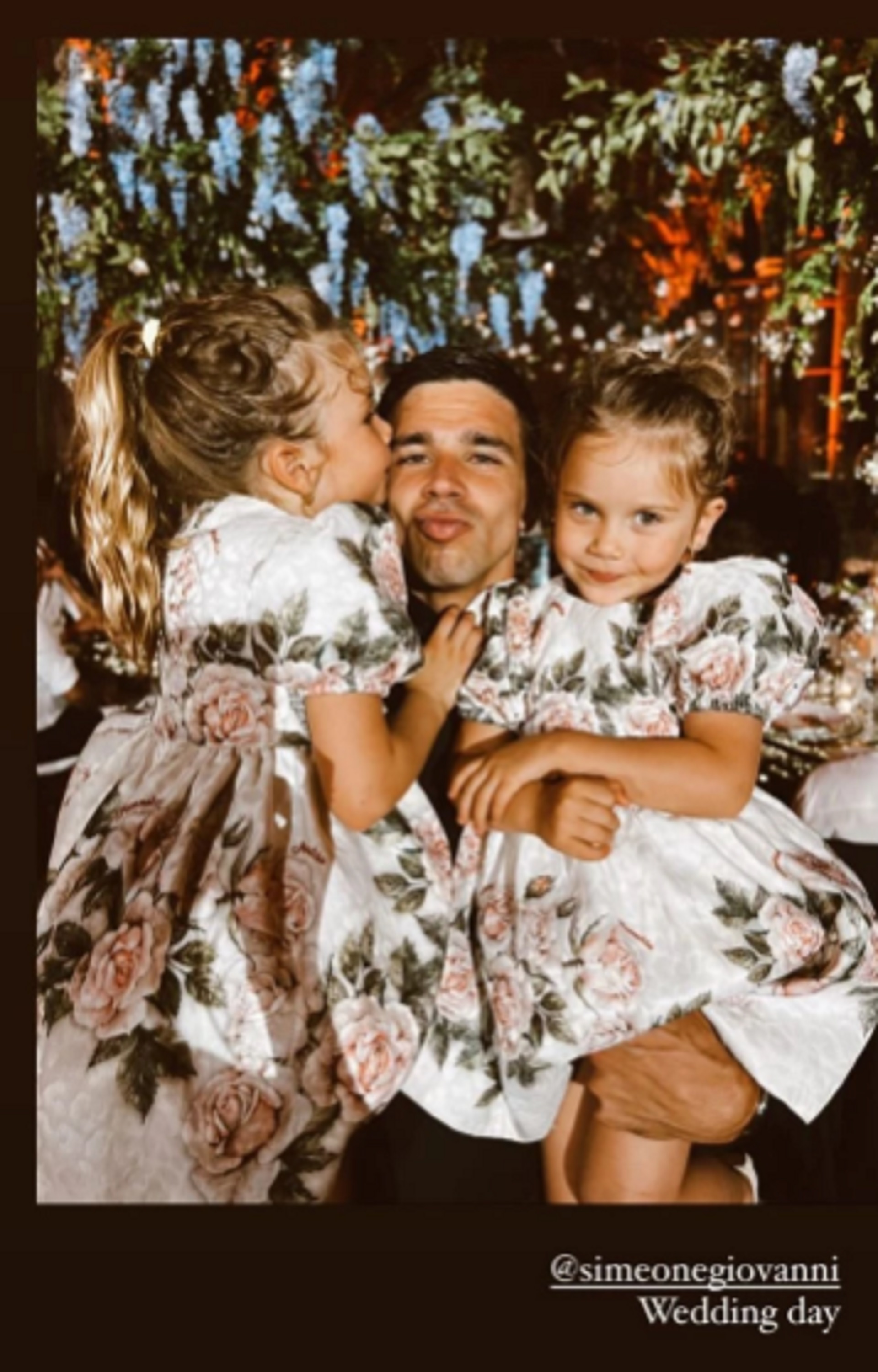 Giovanni Simeone junto a sus hermanas menores Franesca y Valentina