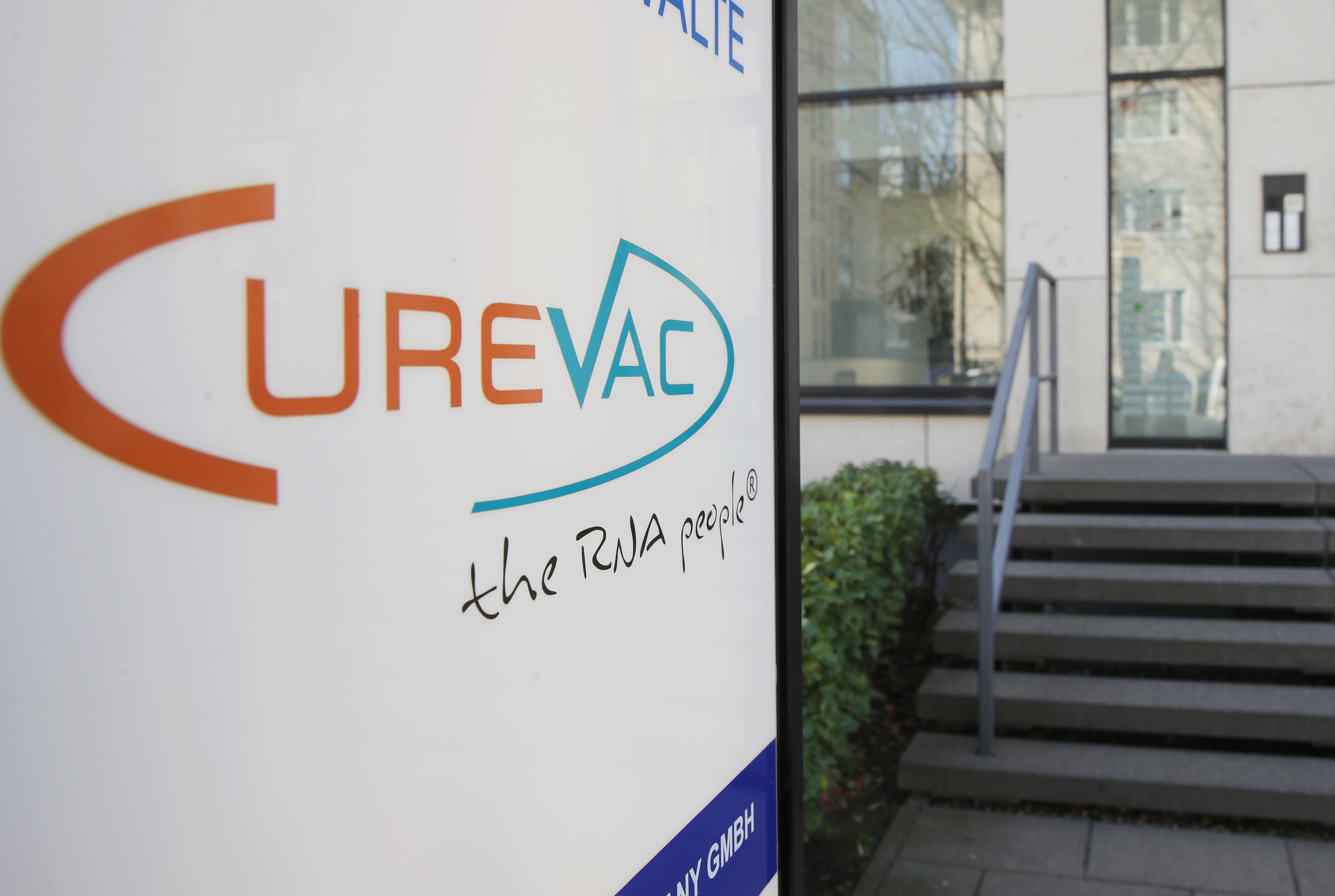 CureVac, que se asoció con Bayer en enero, inició en diciembre las últimas pruebas de su vacuna experimental y dijo que espera tener resultados provisionales en el primer trimestre (EFE)