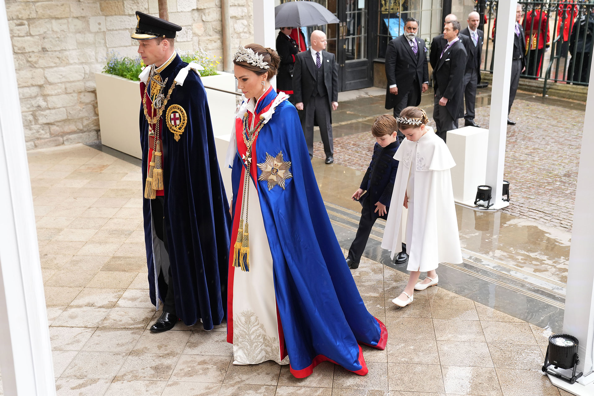 La princesa Kate Middleton lució un impresionante vestido de crepé de seda color marfil