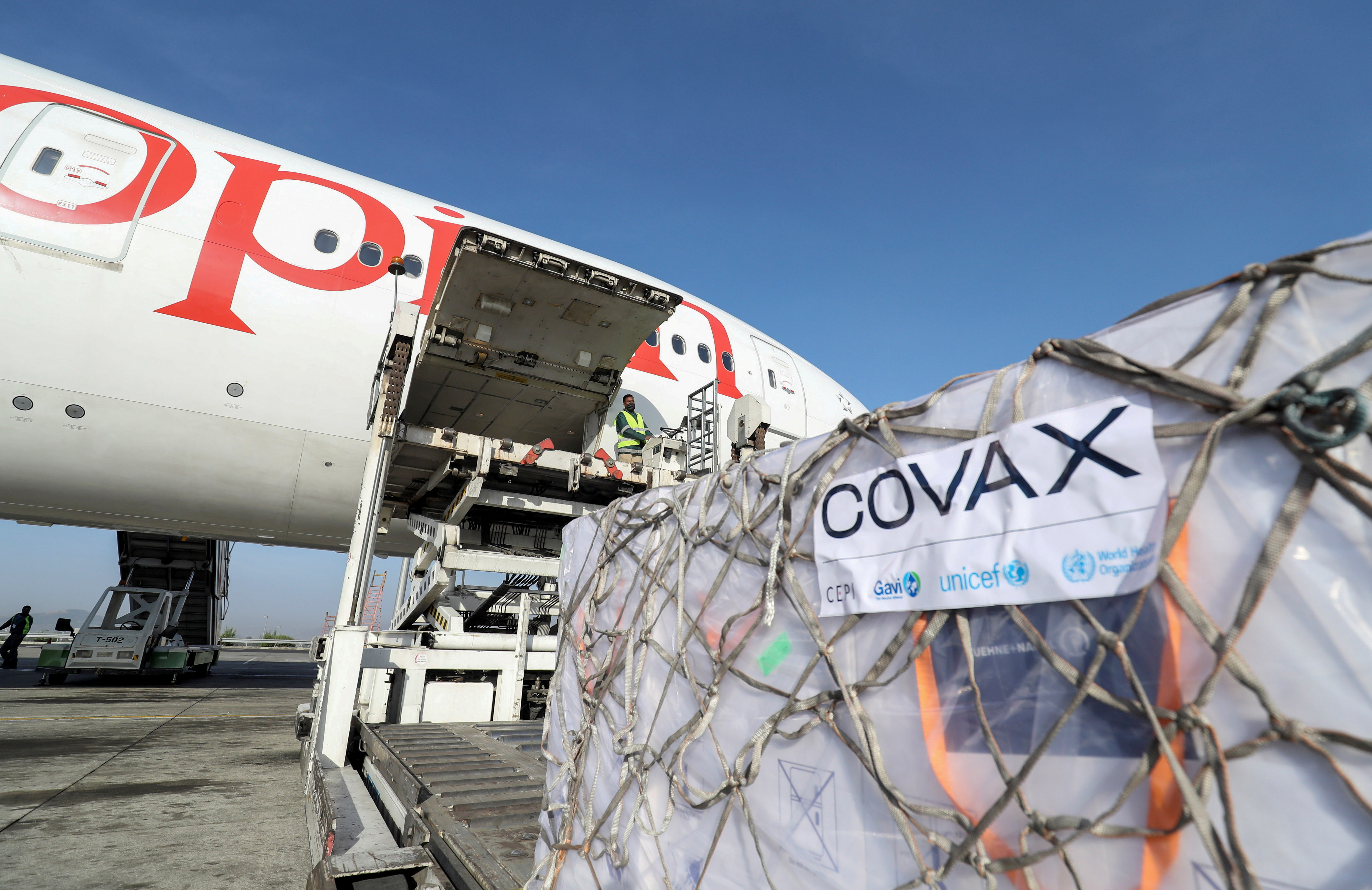 Un cargamento de vacunas de Covax en Etiopía. Foto: REUTERS/Tiksa Negeri