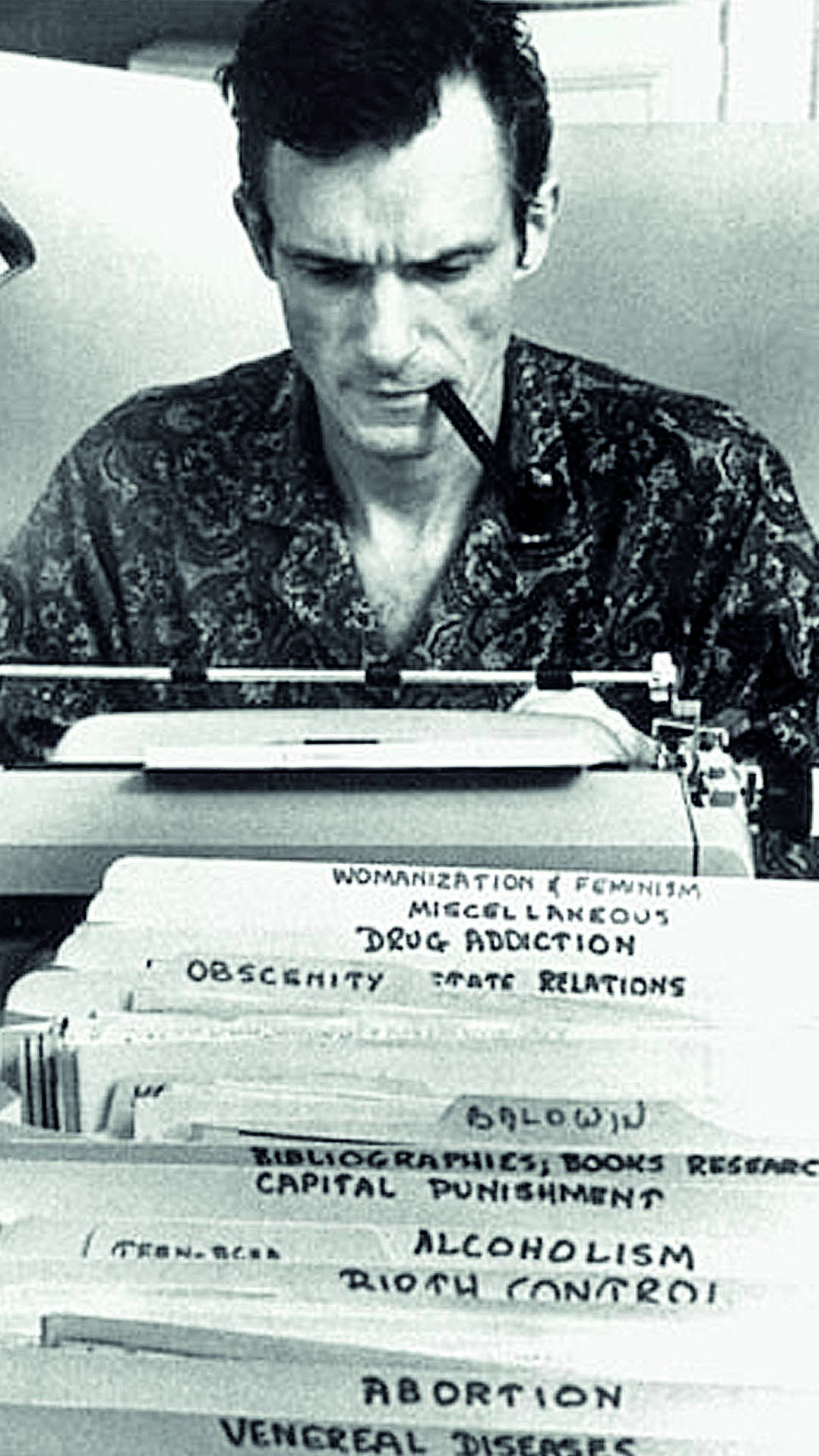 Hugh Hefner escribiendo durante su juventud (FOTO: Archivo)