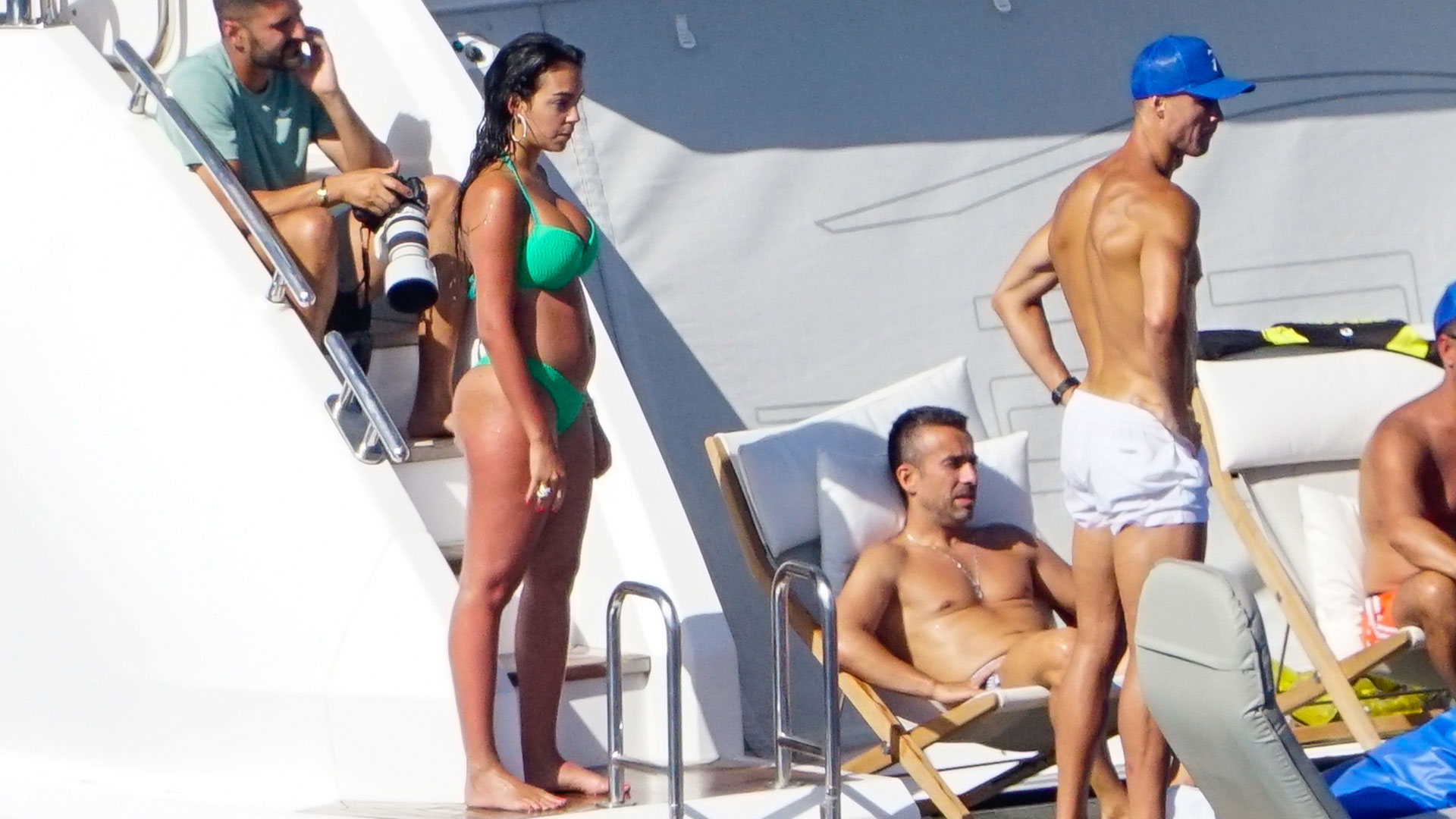 Georgina Rodríguez eligió un bikini de color verde para una tarde a puro sol en el océano (Grosby)
