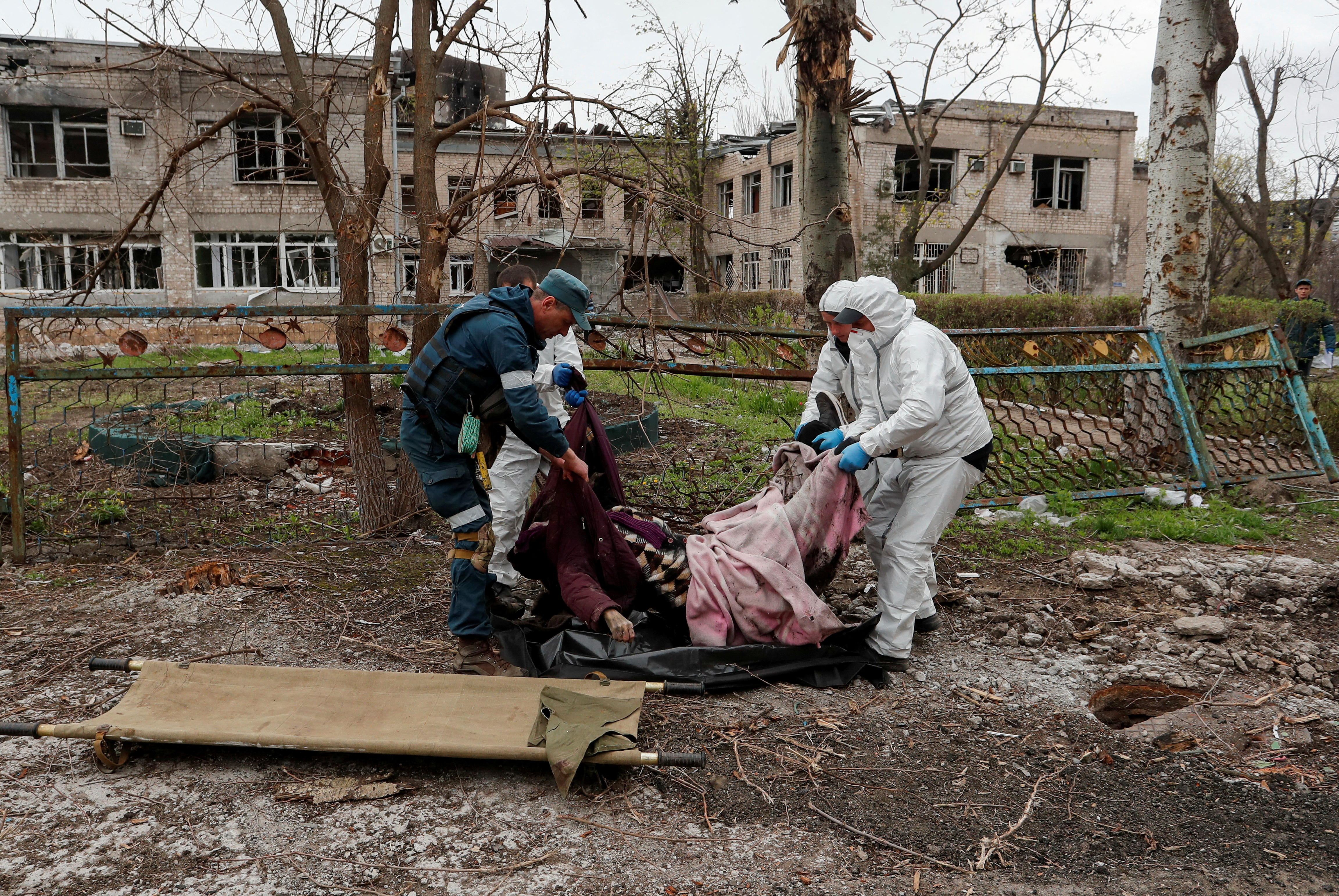 Voluntarios trasladan el cuerpo de un civil en Mariupol (REUTERS/Alexander Ermochenko)