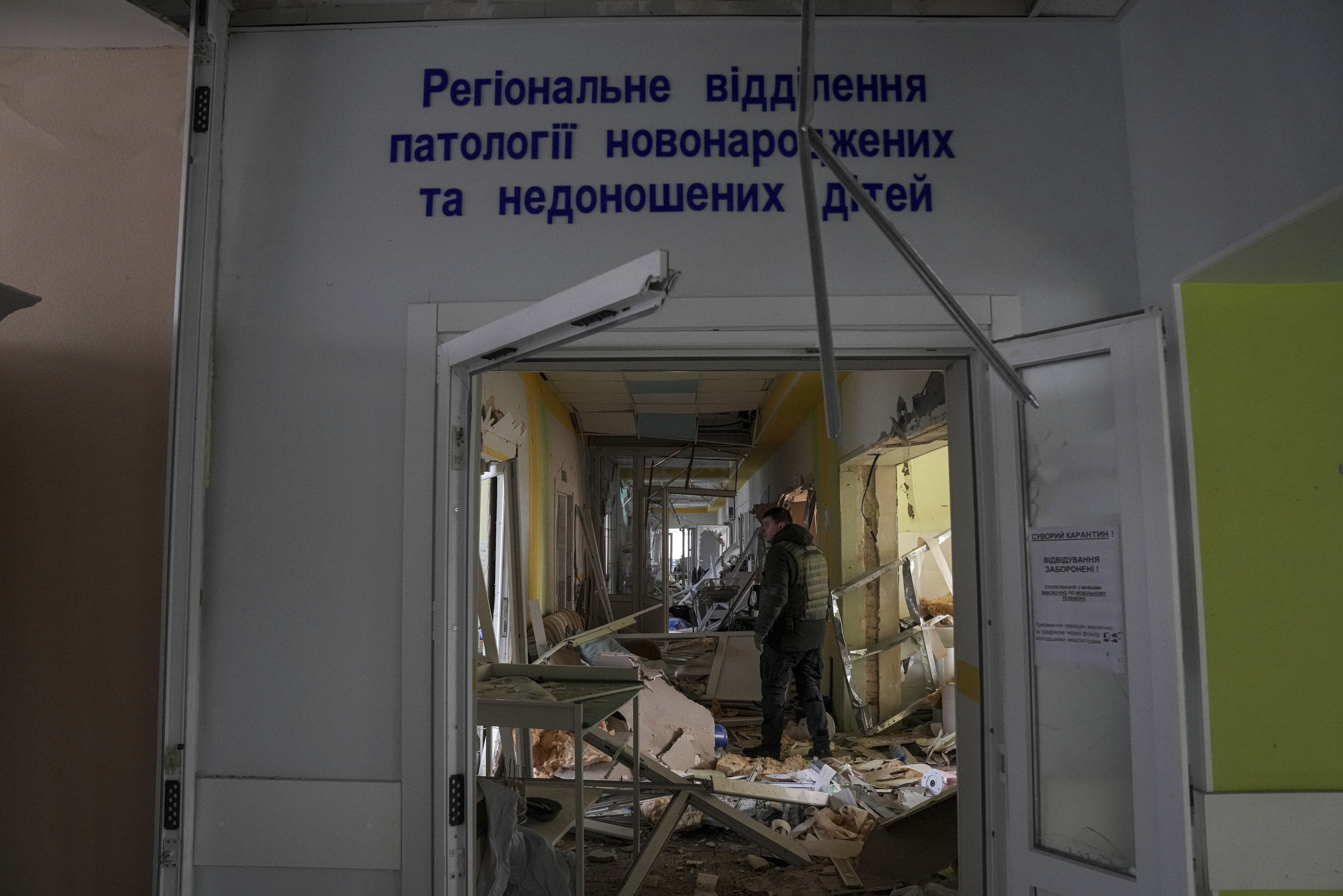 Un voluntario trabaja dentro de un hospital de maternidad destrozado por los bombardeos en Mariupol, Ucrania (AP/Evgeniy Maloletka)