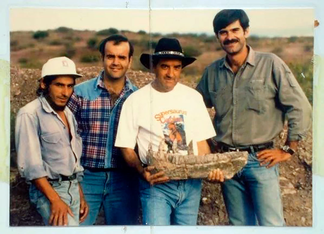 Rubén Carolini y el equipo que trabajó en la excavación del Giganotosaurus (Google)