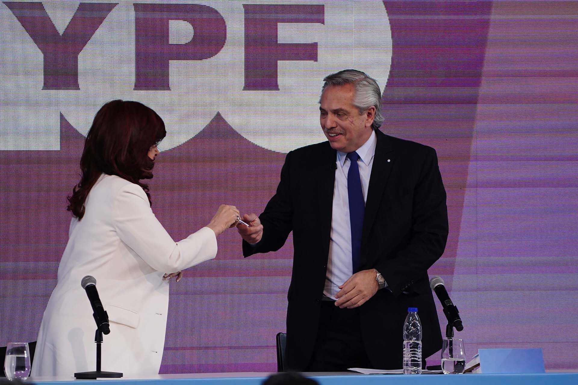 Alberto Fernández sonríe y se saluda con Cristina Kirchner (Foto: Franco Fafasuli)