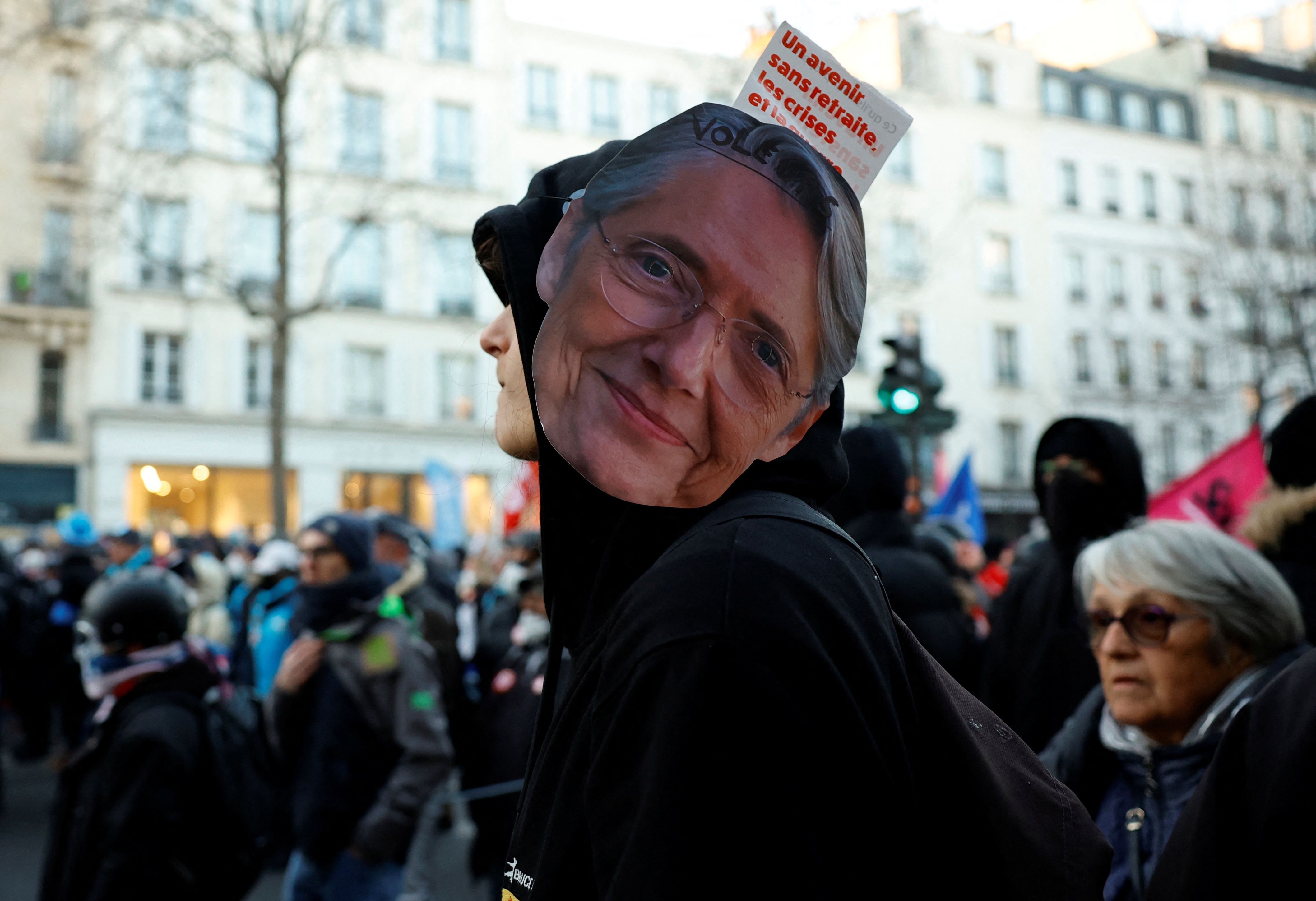 Un manifestante con una máscara que representa a la primera ministra francesa Elisabeth Borne (REUTERS/Sarah Meyssonnier)