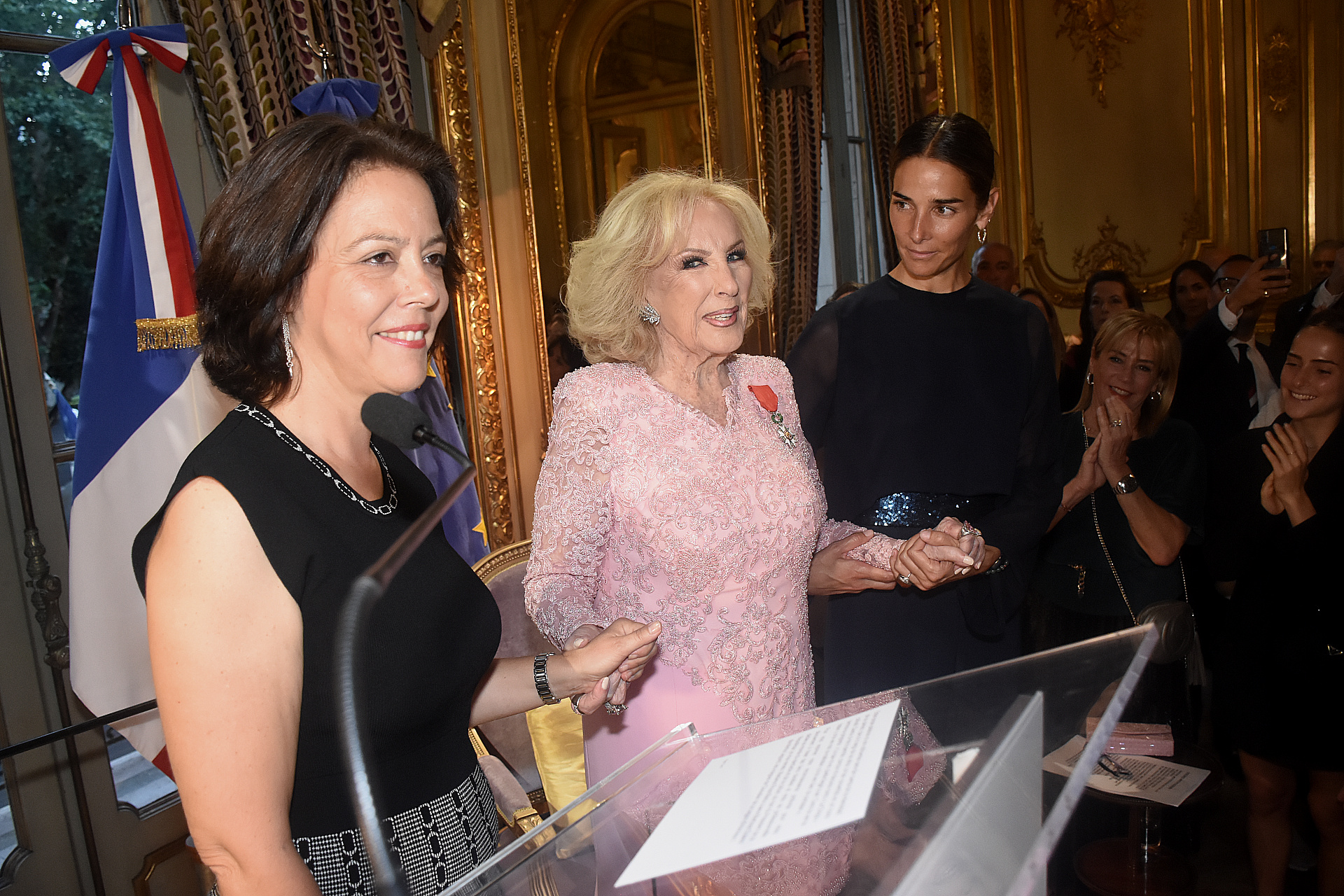 La embajadora de Francia, Claudia Scherer-Effosse, fue la encargada de  la condecoración a Mirtha Legrand en representación del Gobierno de ese país. En la foto, la diva junto a su nieta, Juana Viale 