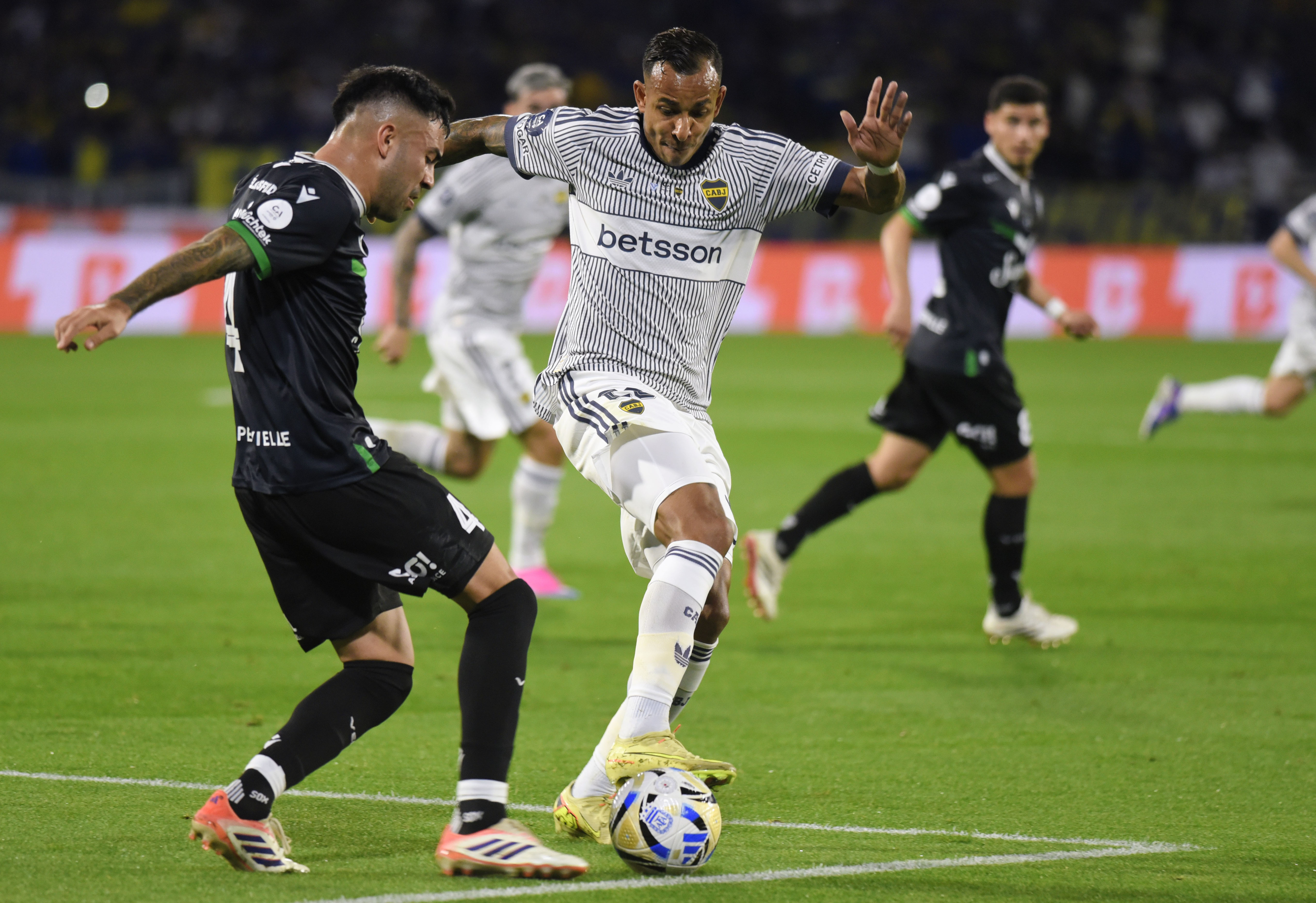 Con &Aacute;lvaro Montero como h&eacute;roe, Boca Juniors le gan&oacute; a V&eacute;lez por penales y avanz&oacute; a los cuartos de final de la Copa Argentina
