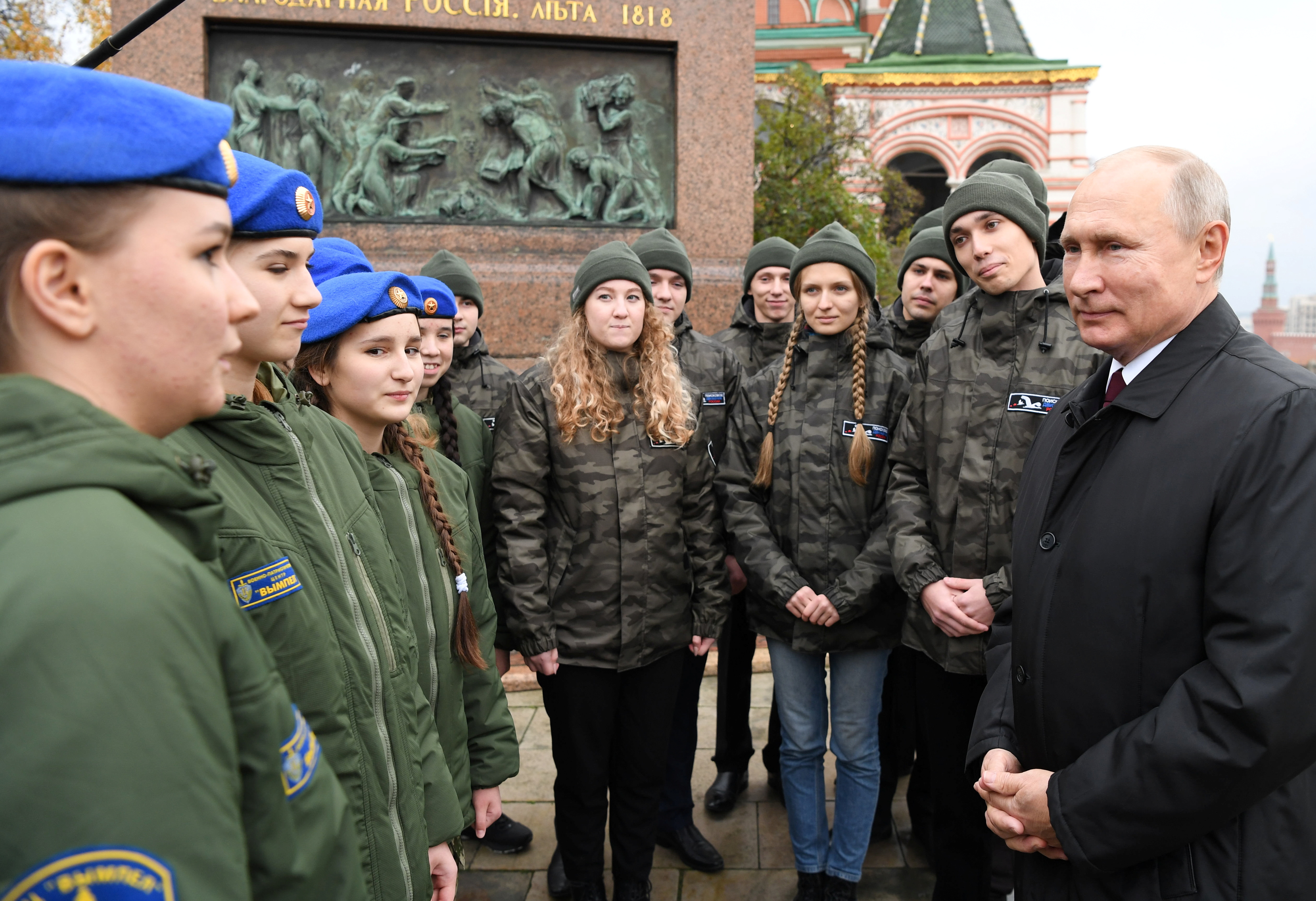 Vladimir Putin habla con miembros de la organización juvenil Vympel este 4 de noviembre de 2020 (Reuters)