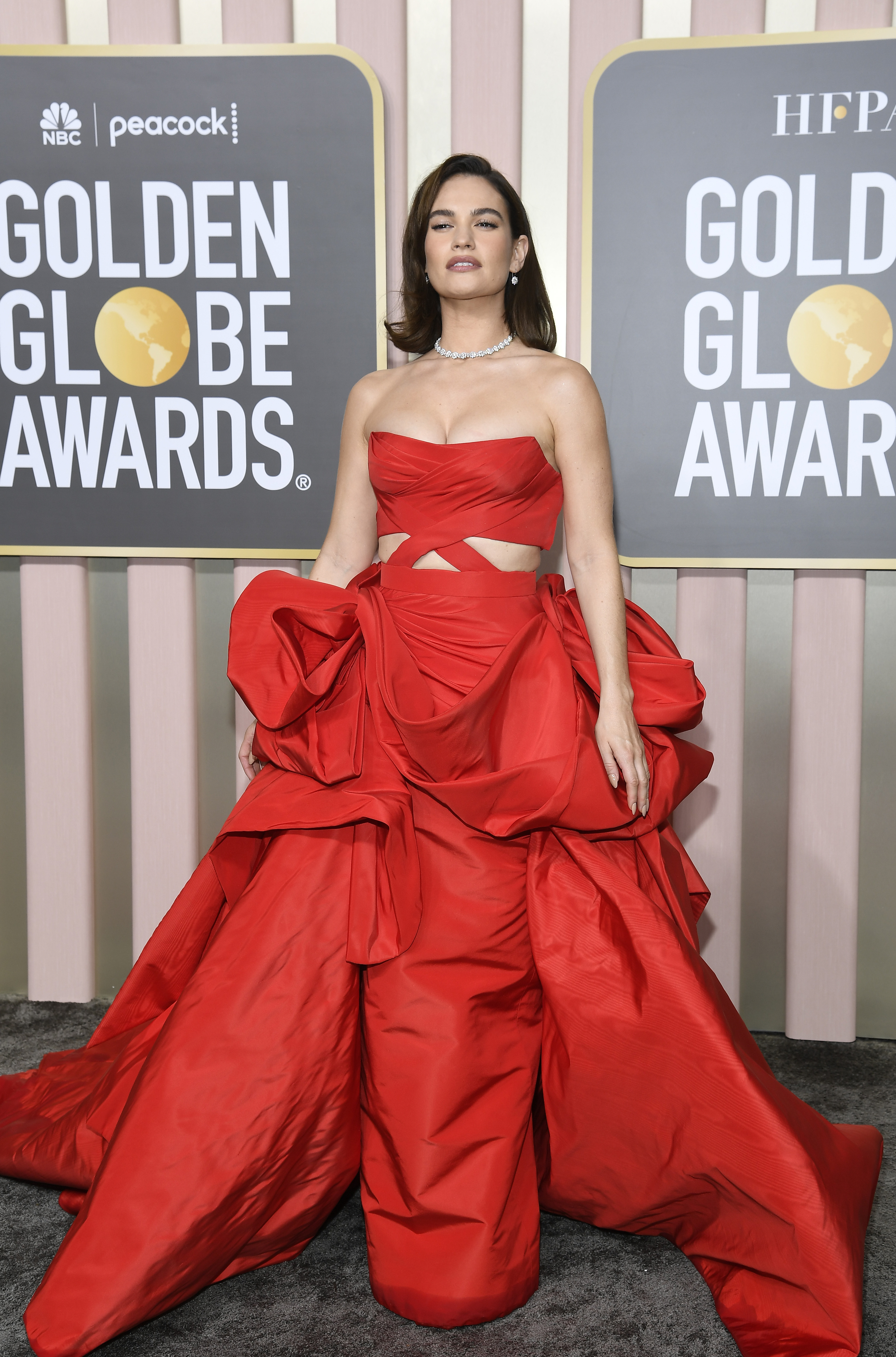 El vestido que ostentó Lily James acaparó todas las miradas en la alfombra roja de los Golden Globe (Fotografía: E! ENTERTAINMENT / @EONLINELATINO)