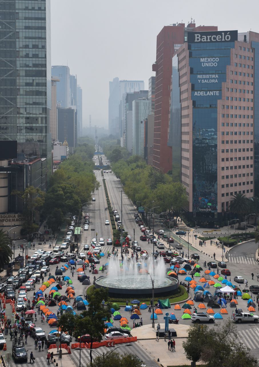 CIUDAD DE MÉXICO, 20SEPTIEMBRE2020.- Simpatizantes del Frente Nacional AntiAmlo (FRENA) continúan con su plantón sobre Av. Juárez ante la negativa de poder pasar rumbo al Zócalo por parte de elementos de la policía capitalina, al medio día más integrantes de esta organización llegaron en sus automóviles para apoyar a los manifestantes ya ubicados con sus casas de campaña tomando la glorieta de Bucareli al cruce con Reforma, impidiendo el tránsito en ambos sentidos. FOTO :DANIEL AUGUSTO /CUARTOSCURO.COM