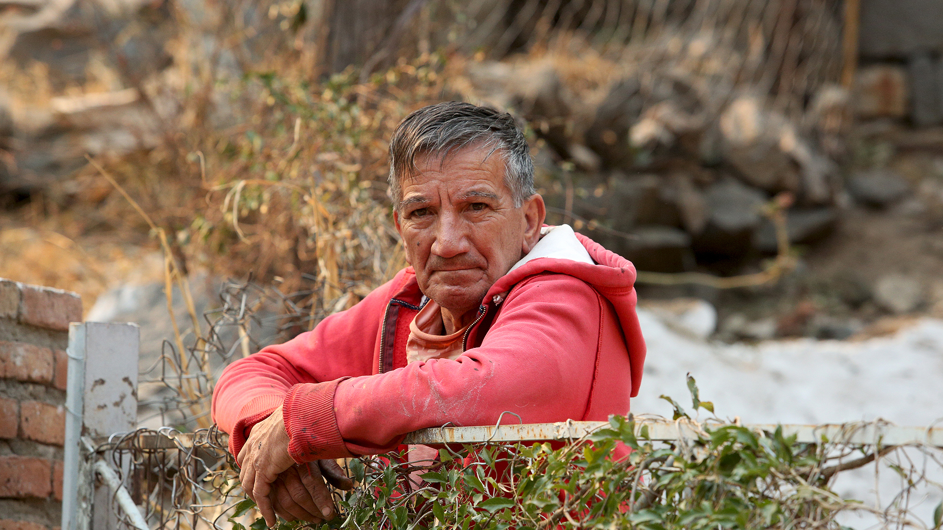 Las autoridades evacuaron preventivamente a más de diez habitantes. Además, una persona mayor de La Calera fue trasladada hacia un establecimiento sanitario de ciudad de Córdoba, también a raíz de la inhalación de humo, informaron desde la Provincia.