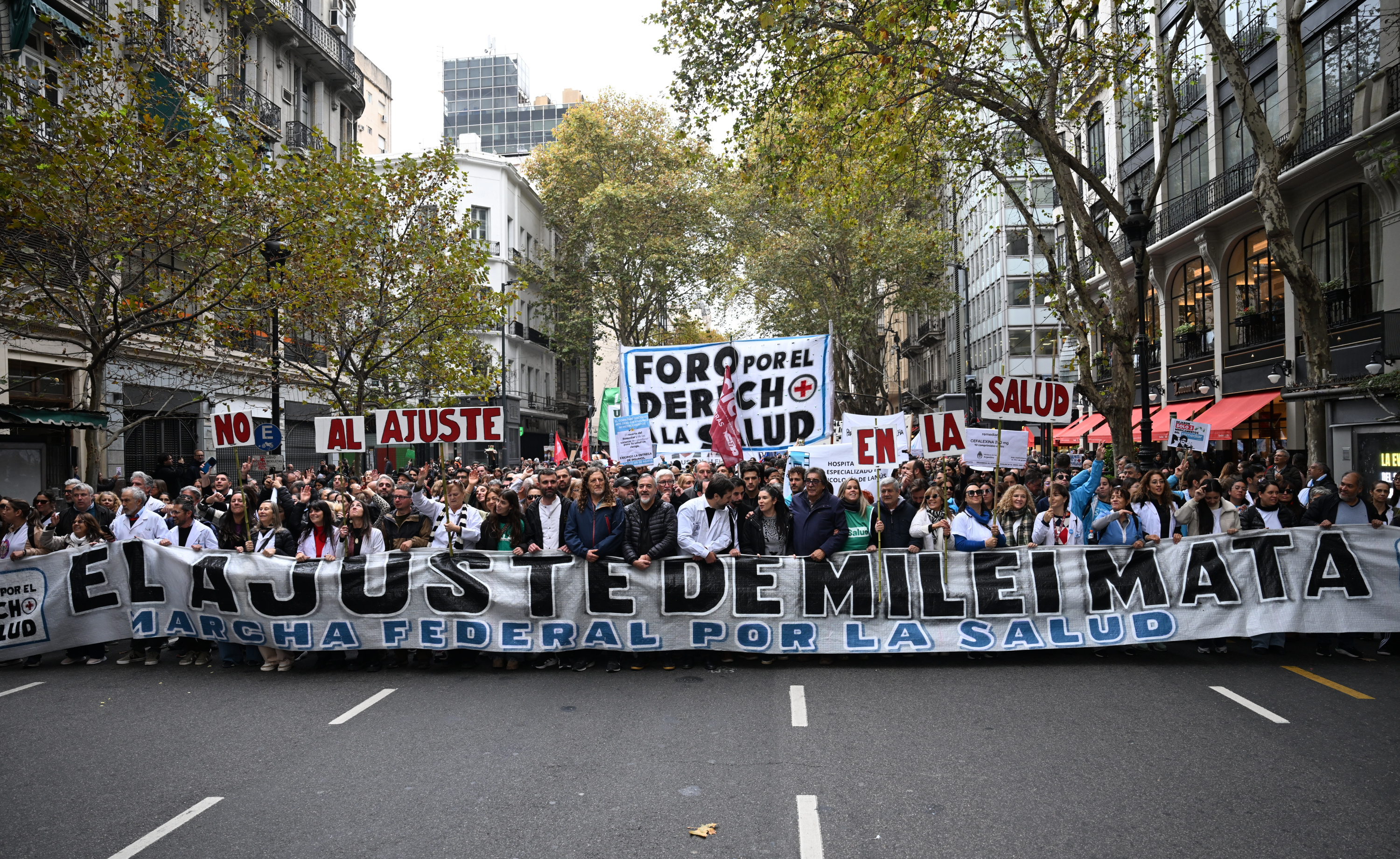 Fuerte reclamo de los trabajadores de la salud en Plaza de Mayo en contra del ajuste en el sector