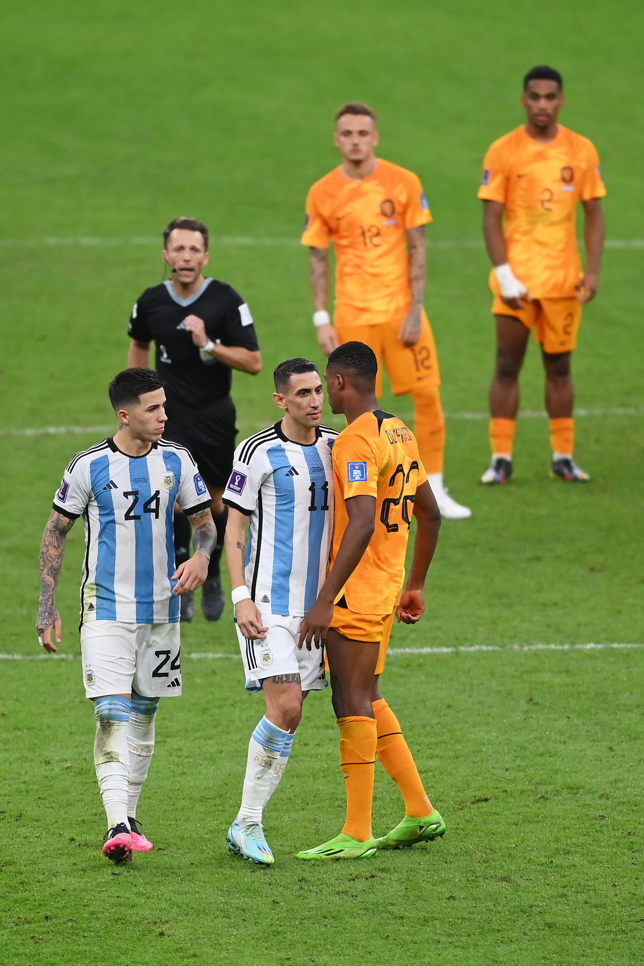 Ángel Di María y Denzel Dumfries, cara a cara (Photo by Michael Regan - FIFA/FIFA via Getty Images)