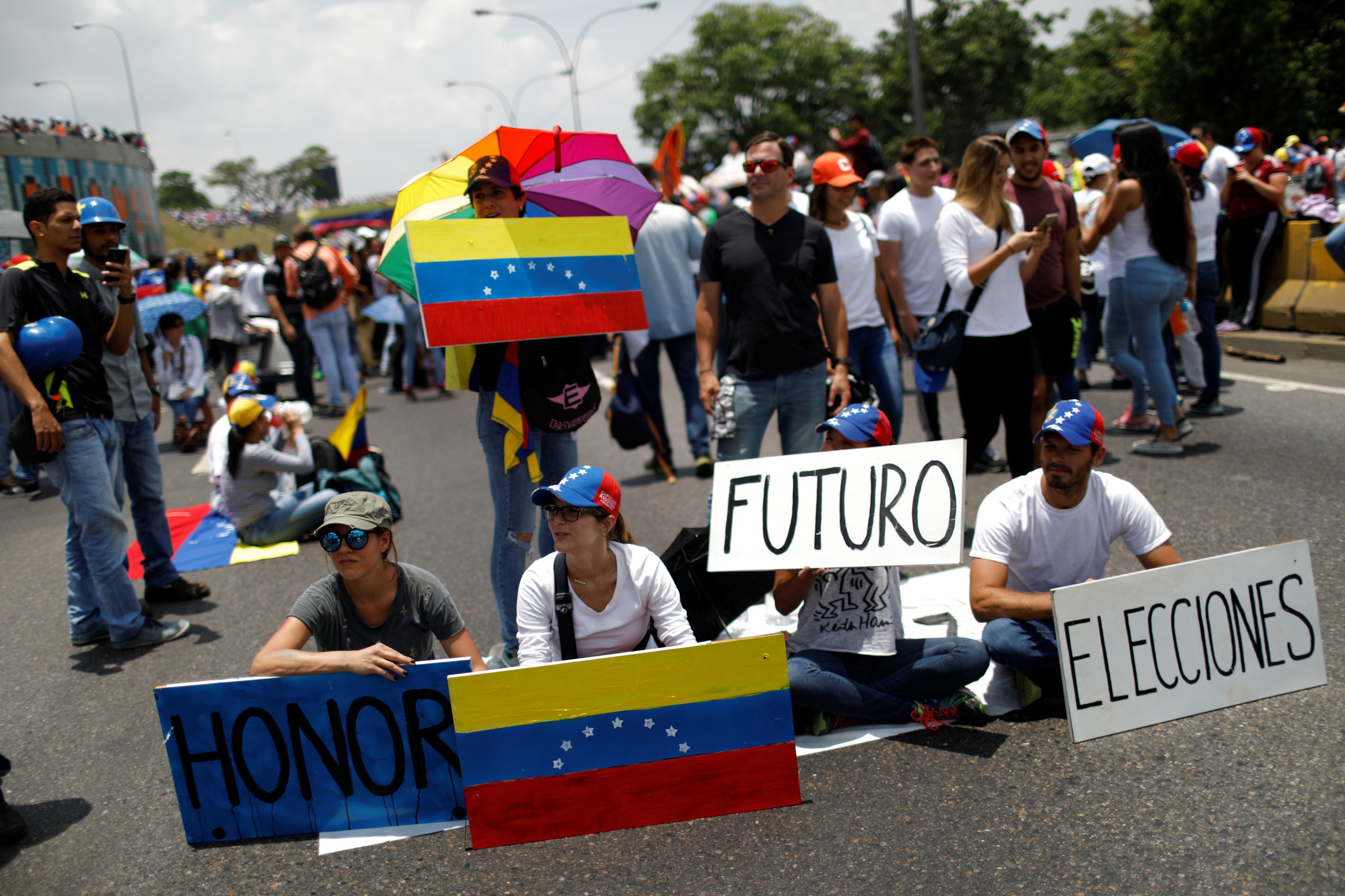 La oposición necesita al menos cuatro millones de firmas para lograr el revocatorio de Nicolás Maduro (CARLOS GARCIA RAWLINS)
