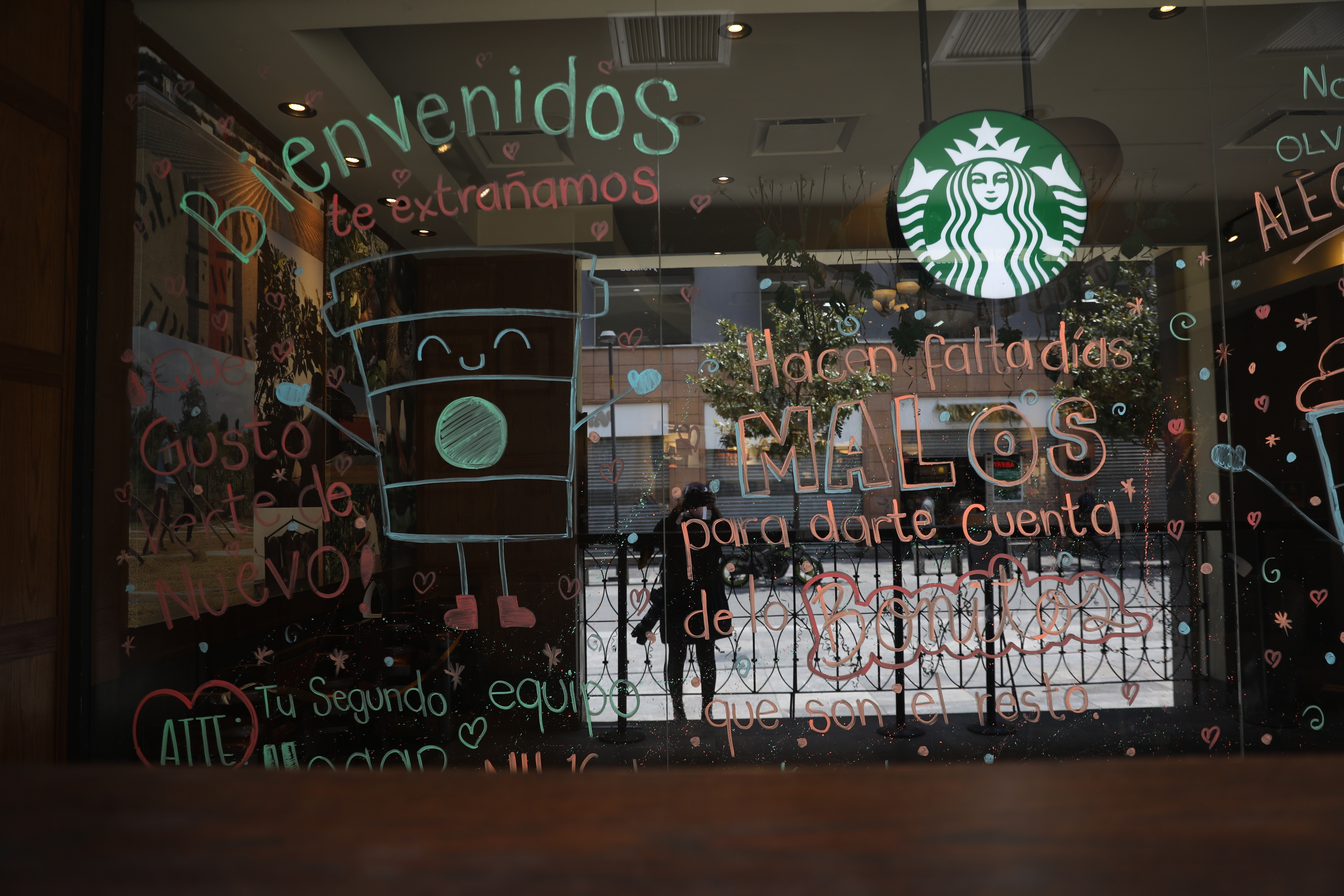 Vista de la fachada de un café este lunes, con mensajes a sus clientes en reapertura de negocios en la Ciudad de México (México). (Foto: EFE / Sáshenka Gutiérrez)