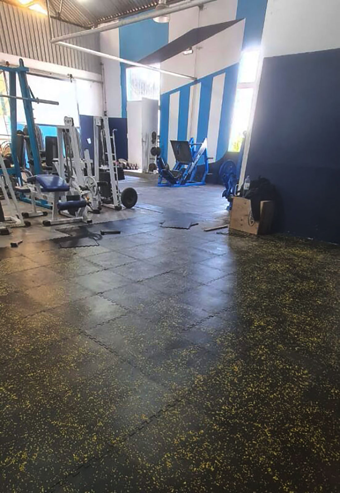 Beginilah tampilan gym setelah penempatan lantai yang disumbangkan oleh Chiquito (Foto: Racing de Alma)