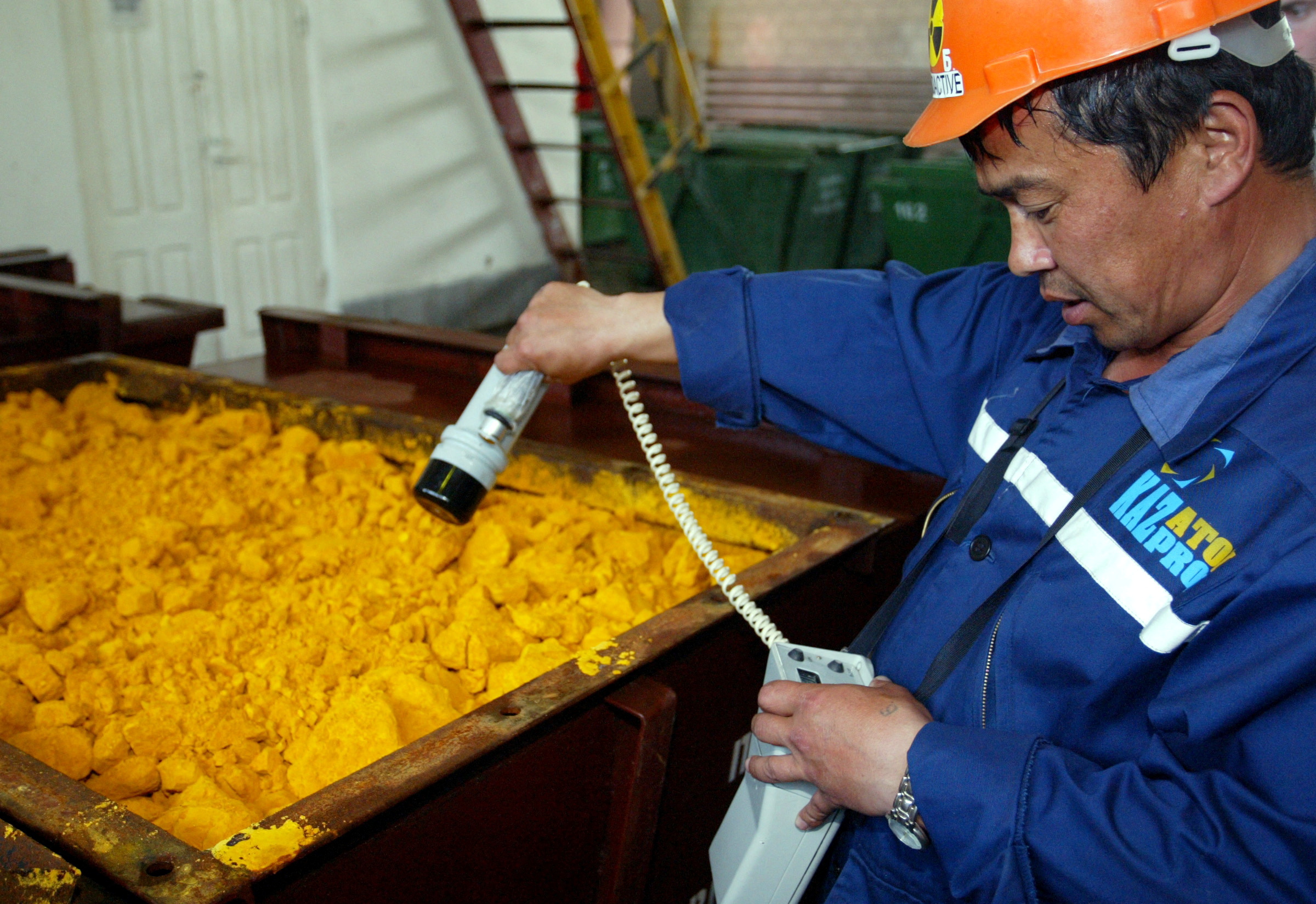 Archivo: un trabajador controla los niveles de radiación en un contenedor de óxido de uranio en Kazajistán (REUTERS/Vladimir Pirogov)