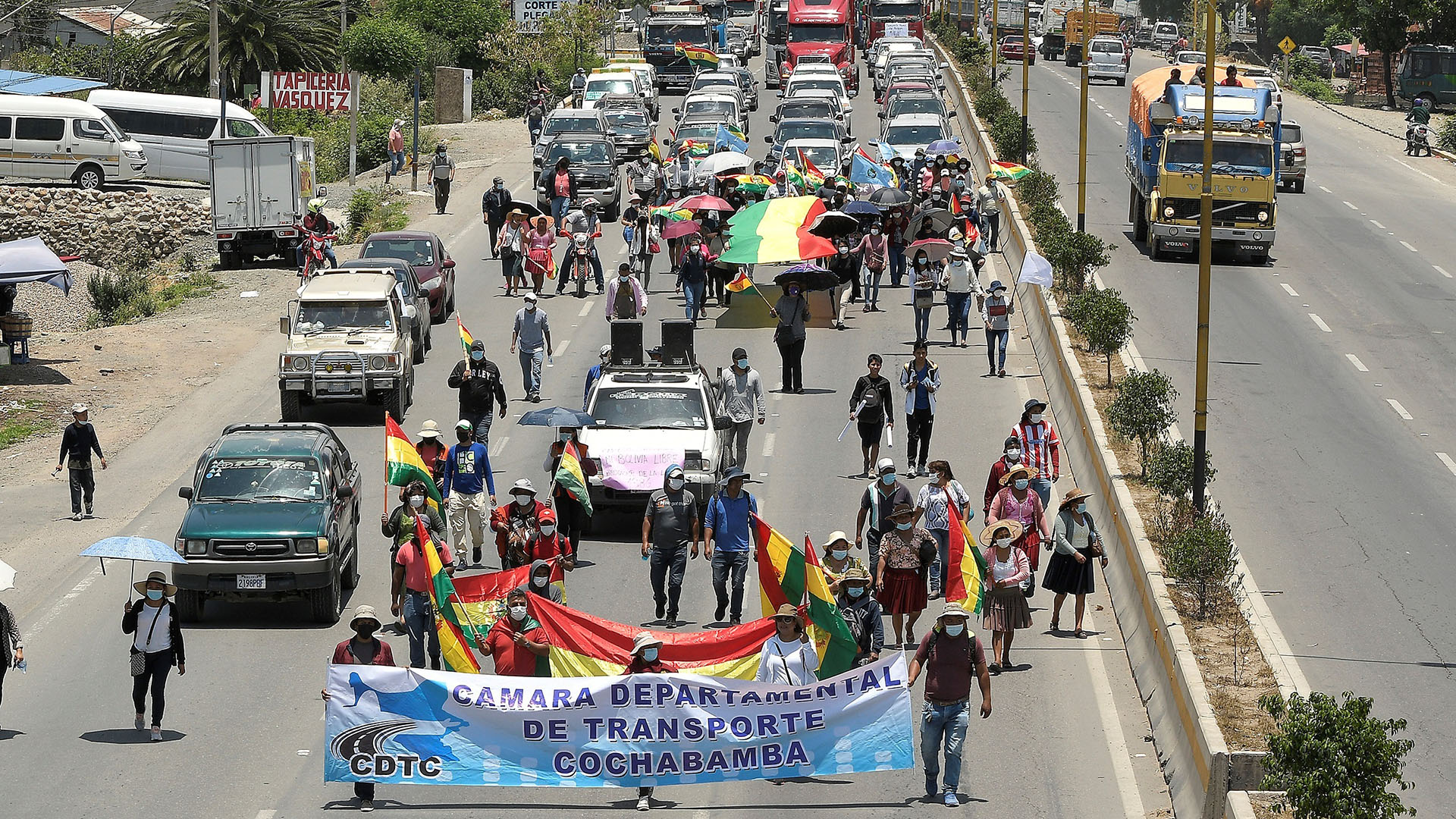 Gremialistas participan en una marcha pidiendo la abrogación de la ley de Estrategia Nacional de Lucha Contra la Legitimación de Ganancias Ilícitas y el Financiamiento al Terrorismo en Cochabamba (EFE/Jorge Abrego)

