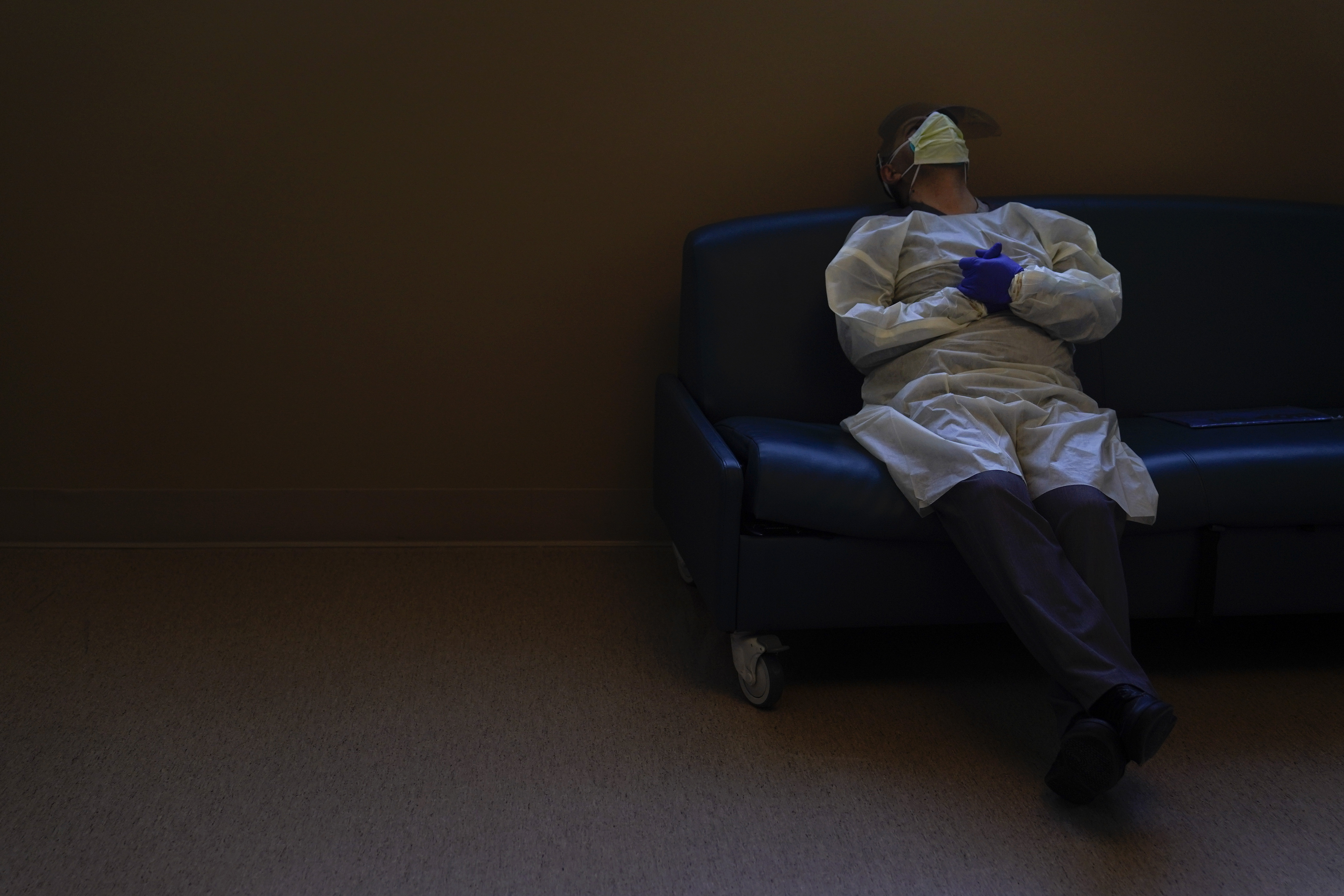 ARCHIVO - El Dr. Mher Onanyan toma un breve descanso mientras espera una radiografía de los pulmones de un paciente con COVID-19 en el Centro Médico Providence Holy Cross en la sección Mission Hills de Los Ángeles, el 22 de diciembre de 2020. (Foto AP/Jae C. Hong, Archivo)