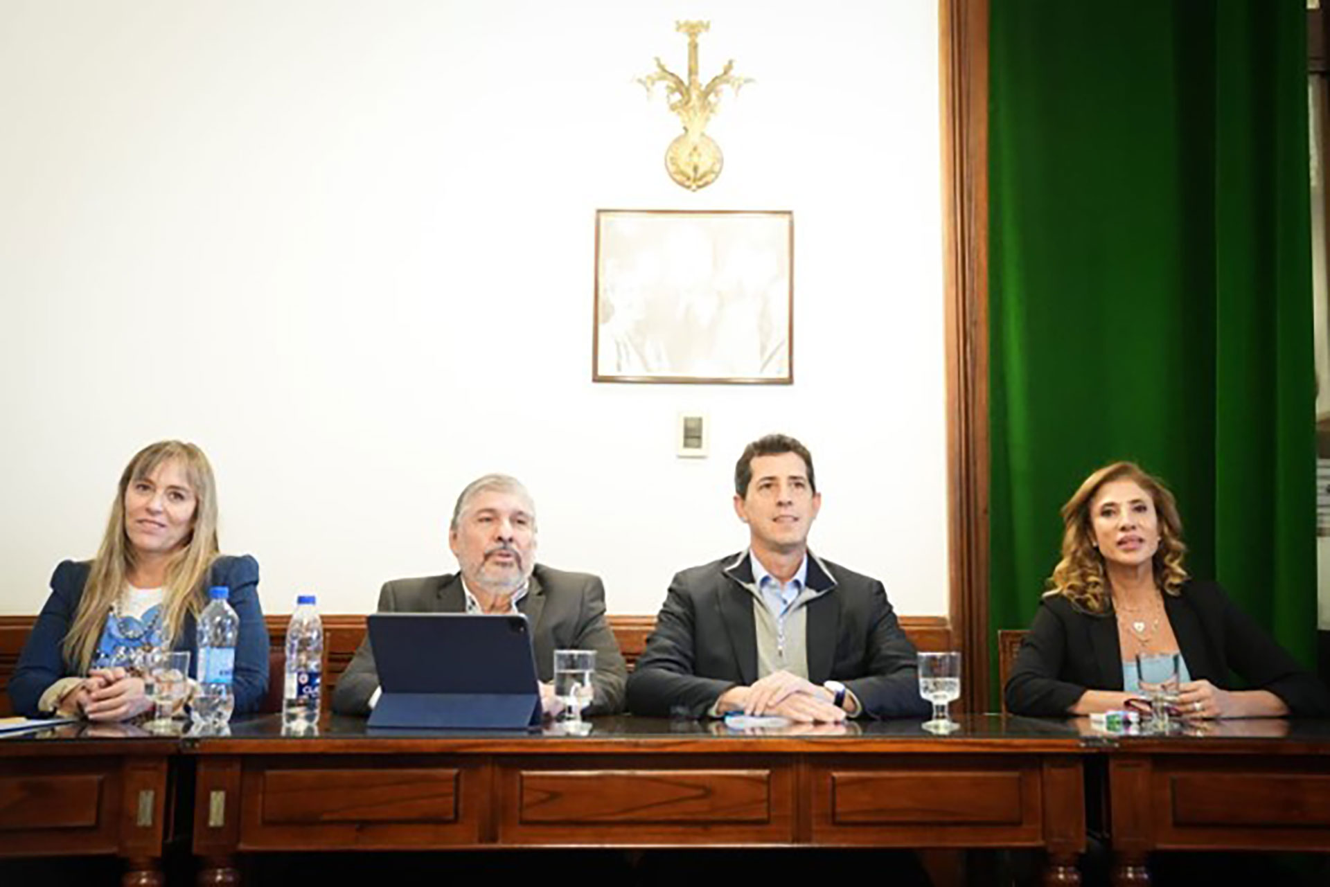 Eduardo de Pedro en el Senado junto a los referentes que responden a Cristina Kirchner