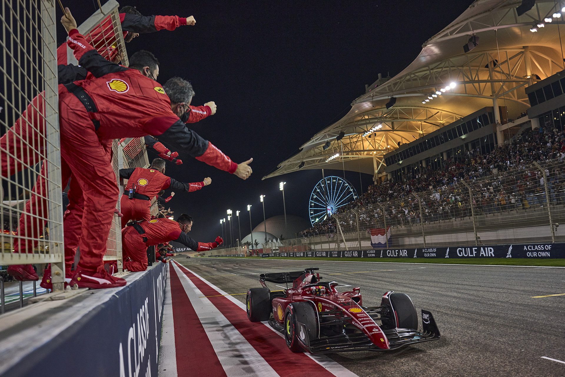 Crie dois carros de formula 1 disputando uma corrida com um por do sol ao  fundo